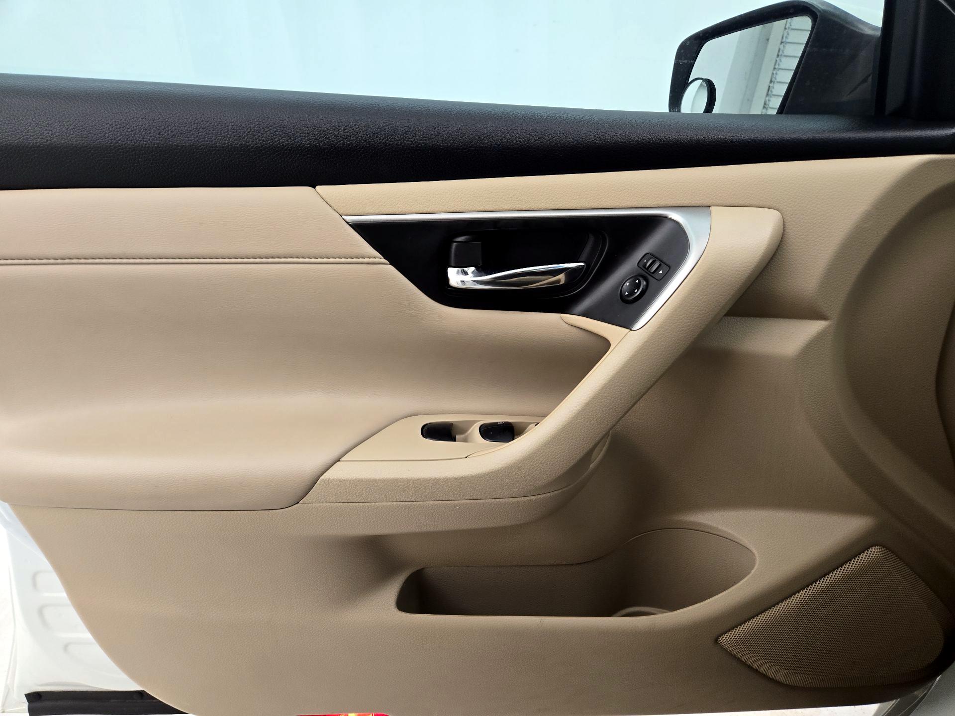 Thumbnail: 2015 Nissan Altima - 12