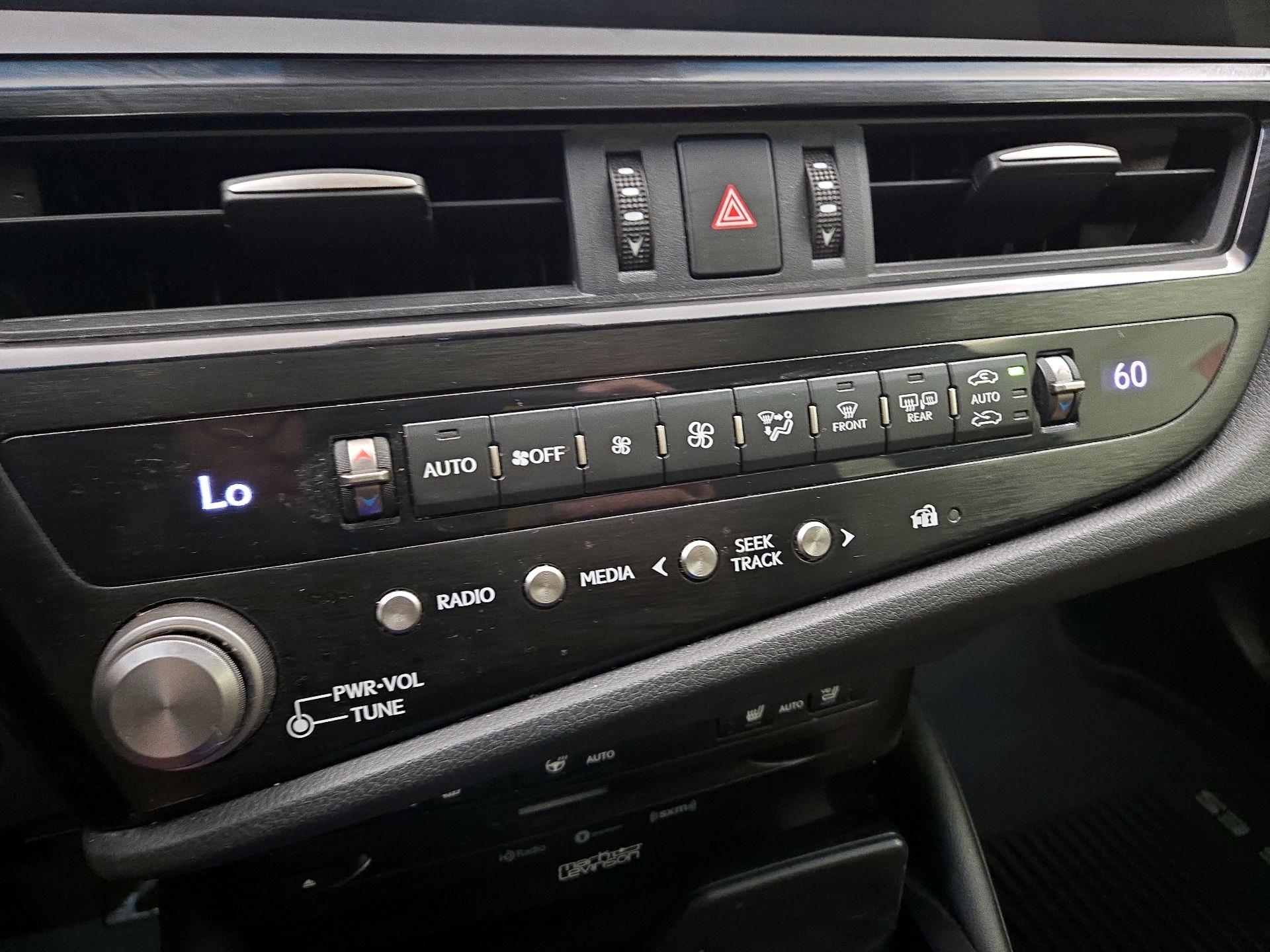 Thumbnail: 2022 Lexus ES - 17