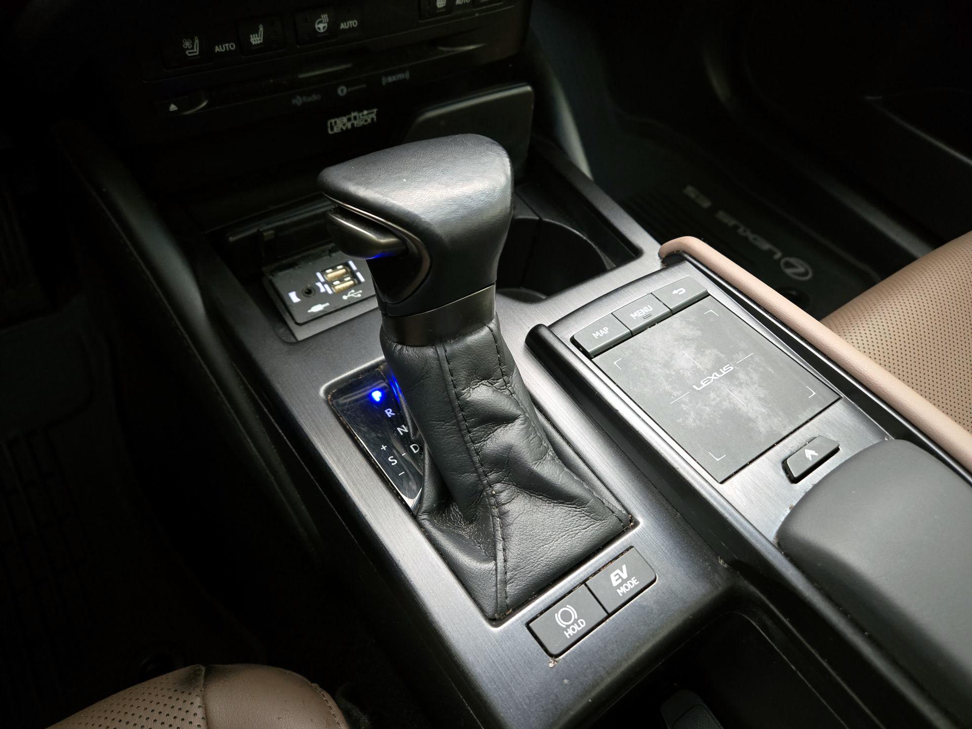 Thumbnail: 2022 Lexus ES - 18