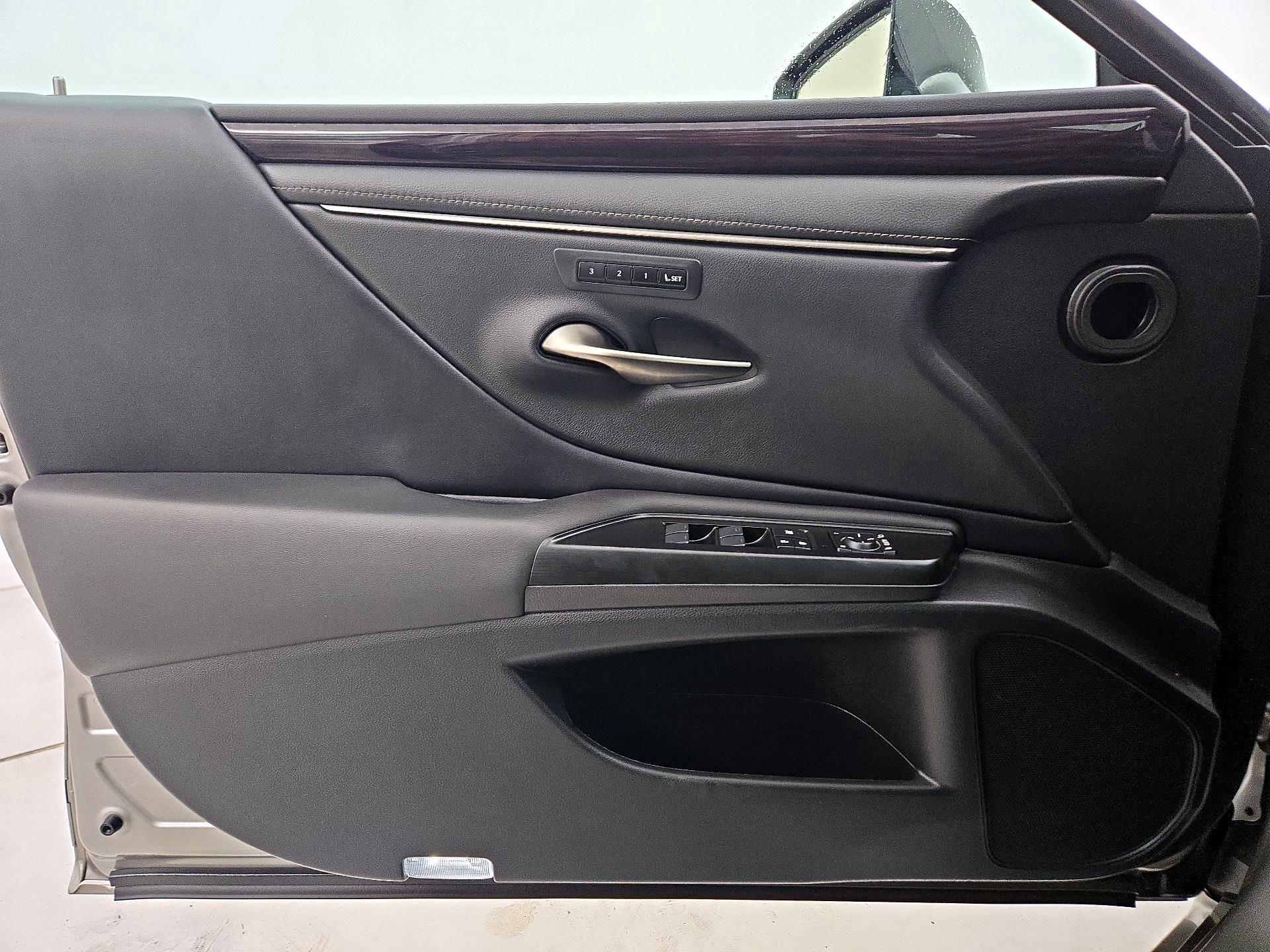 Thumbnail: 2020 Lexus ES - 12