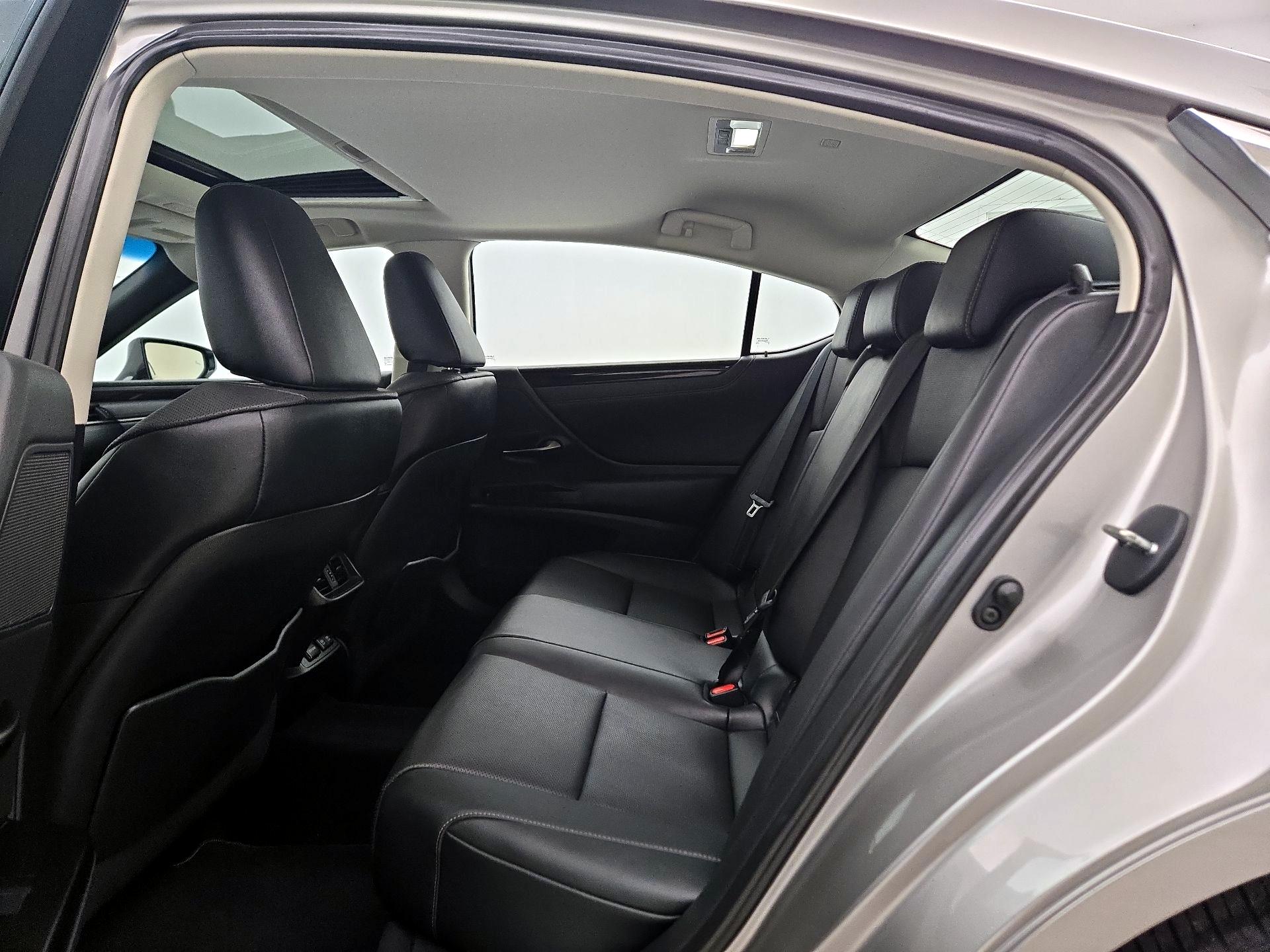 Thumbnail: 2020 Lexus ES - 20