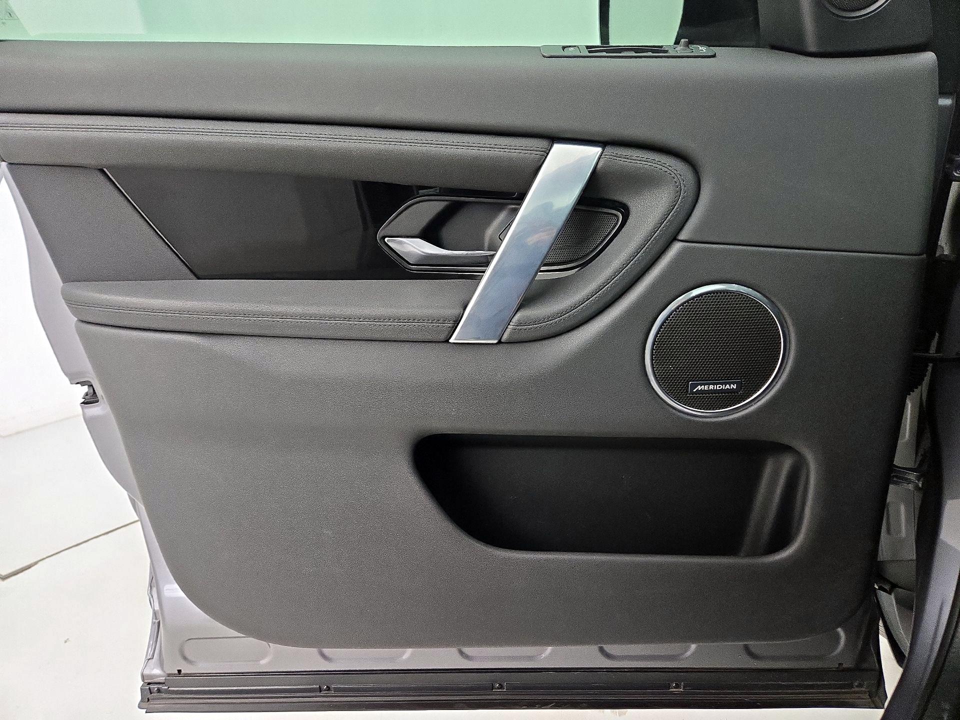 Thumbnail: 2020 Land Rover Discovery Sport - 12