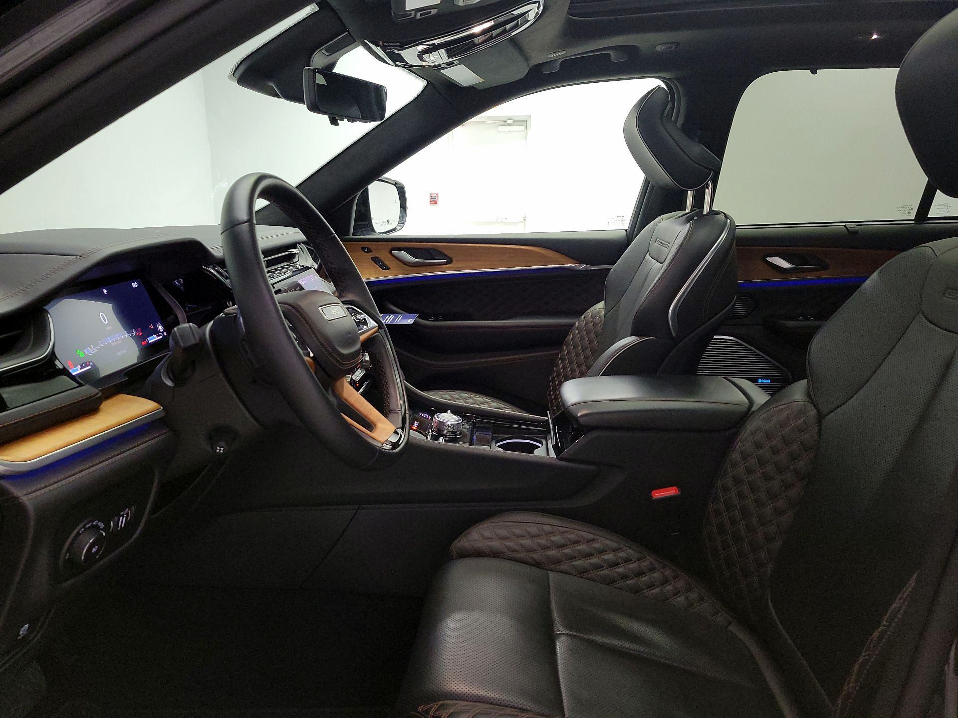 Thumbnail: 2022 Jeep Grand Cherokee - 11