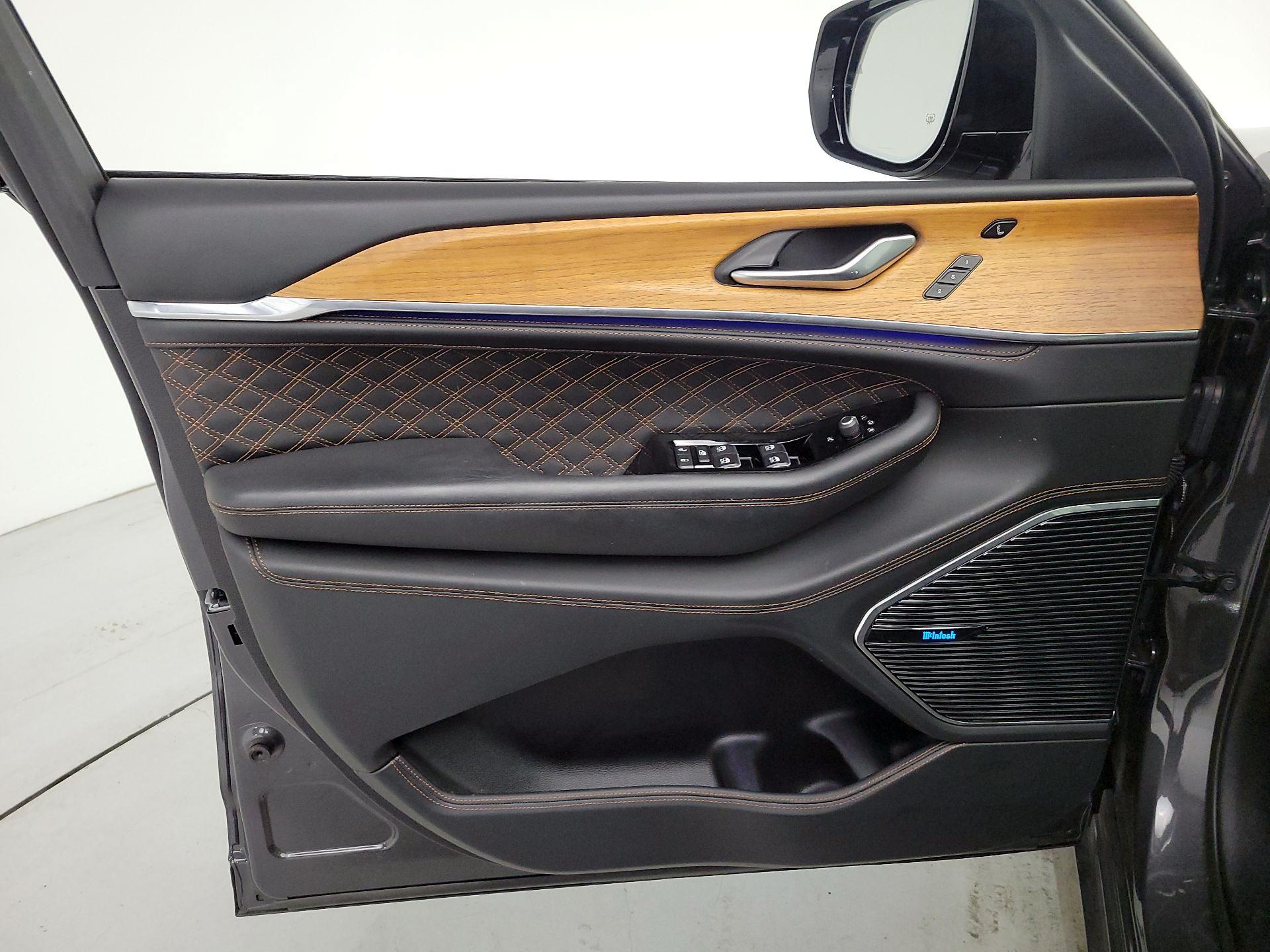 Thumbnail: 2022 Jeep Grand Cherokee - 12