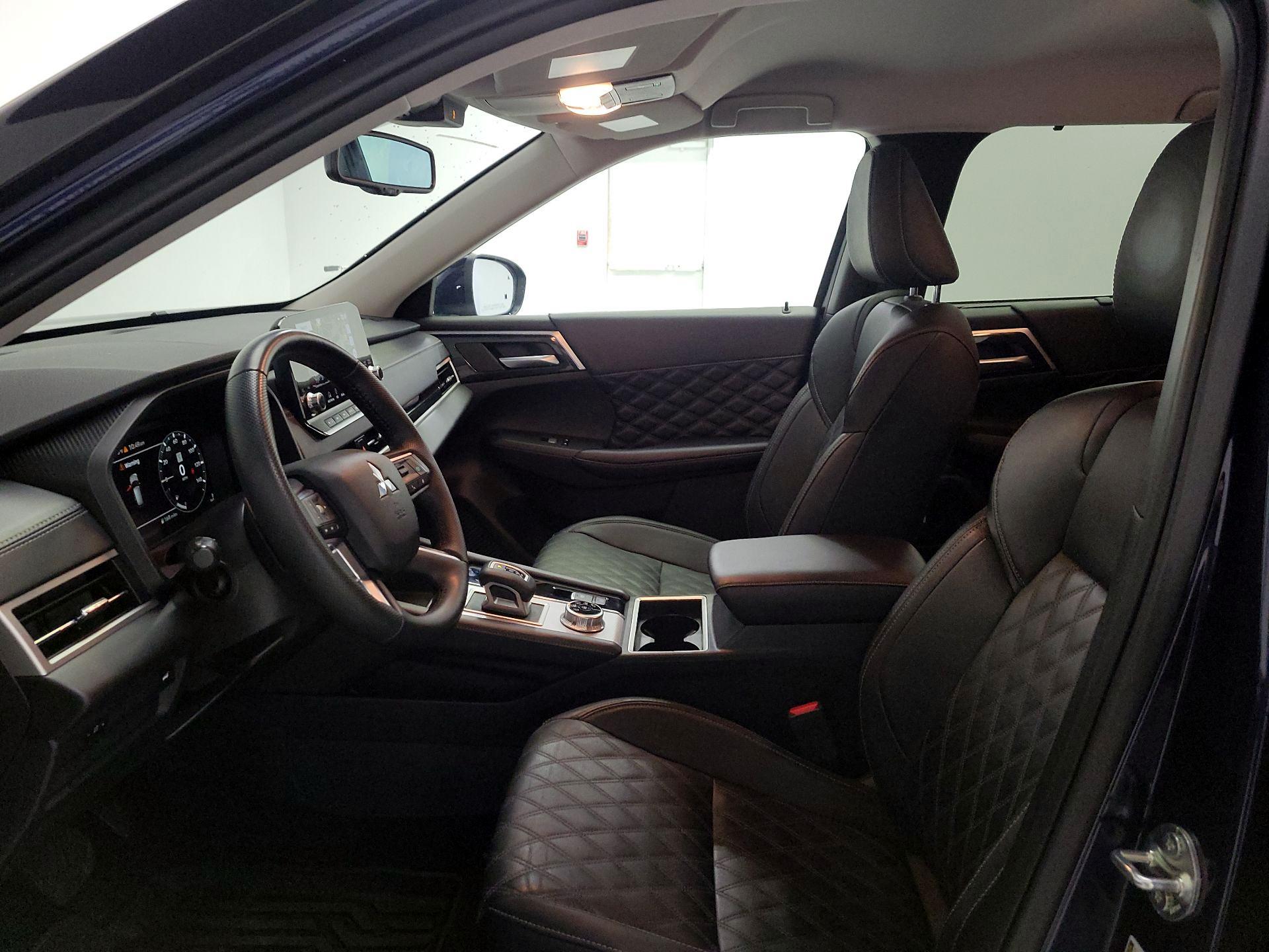 Thumbnail: 2024 Mitsubishi Outlander - 11