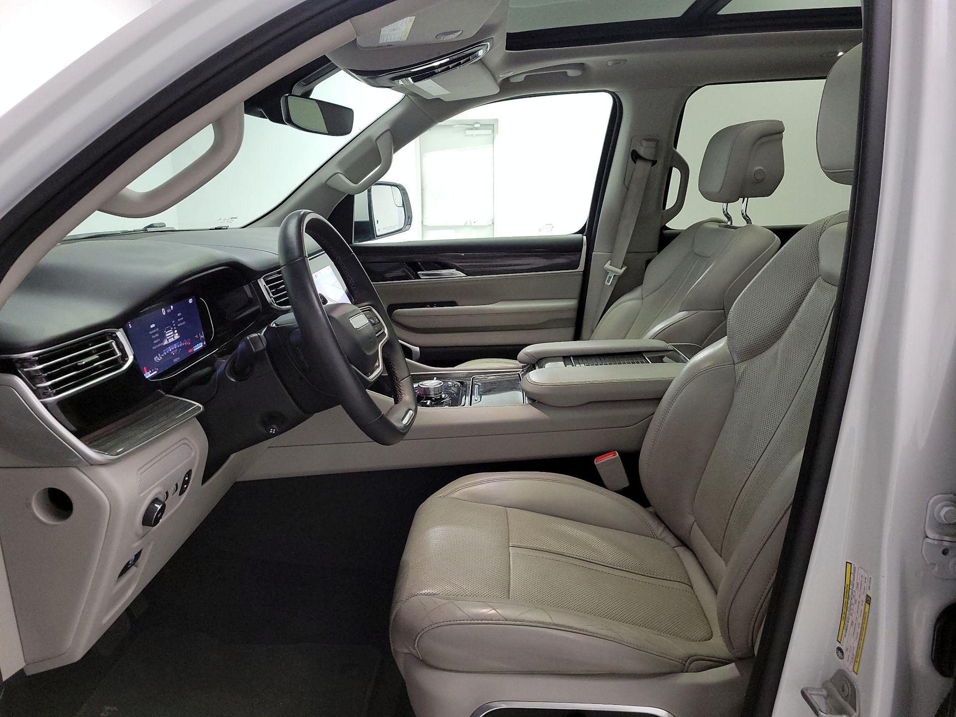 Thumbnail: 2022 Jeep Wagoneer - 11