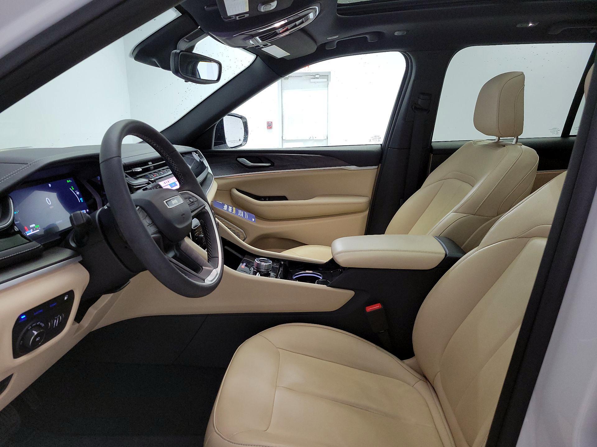 Thumbnail: 2022 Jeep Grand Cherokee - 11