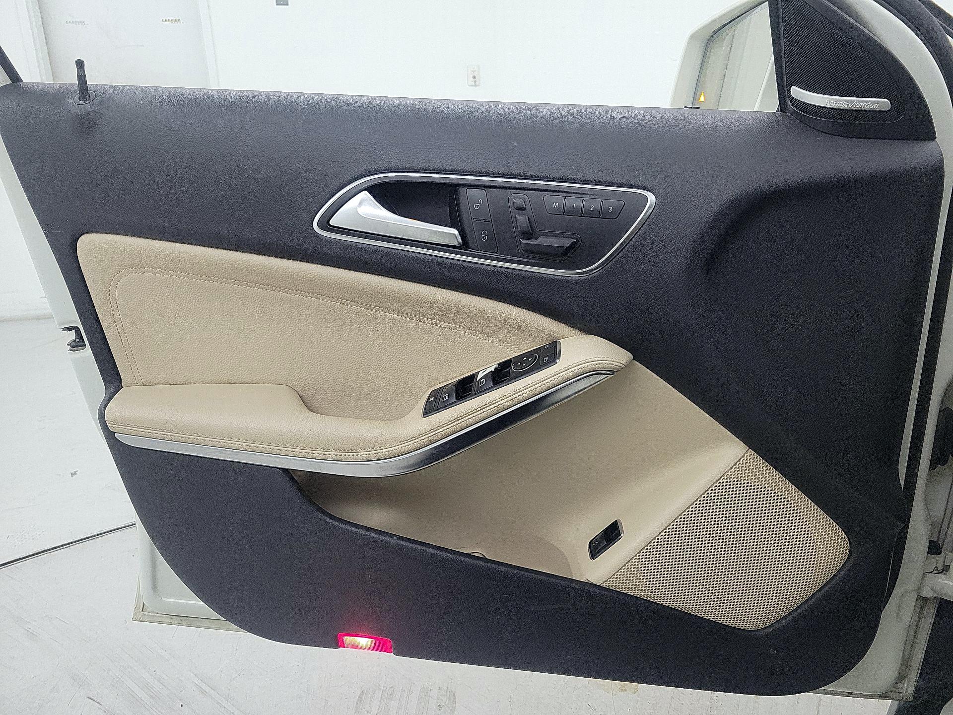 Thumbnail: 2015 Mercedes-Benz GLA - 12
