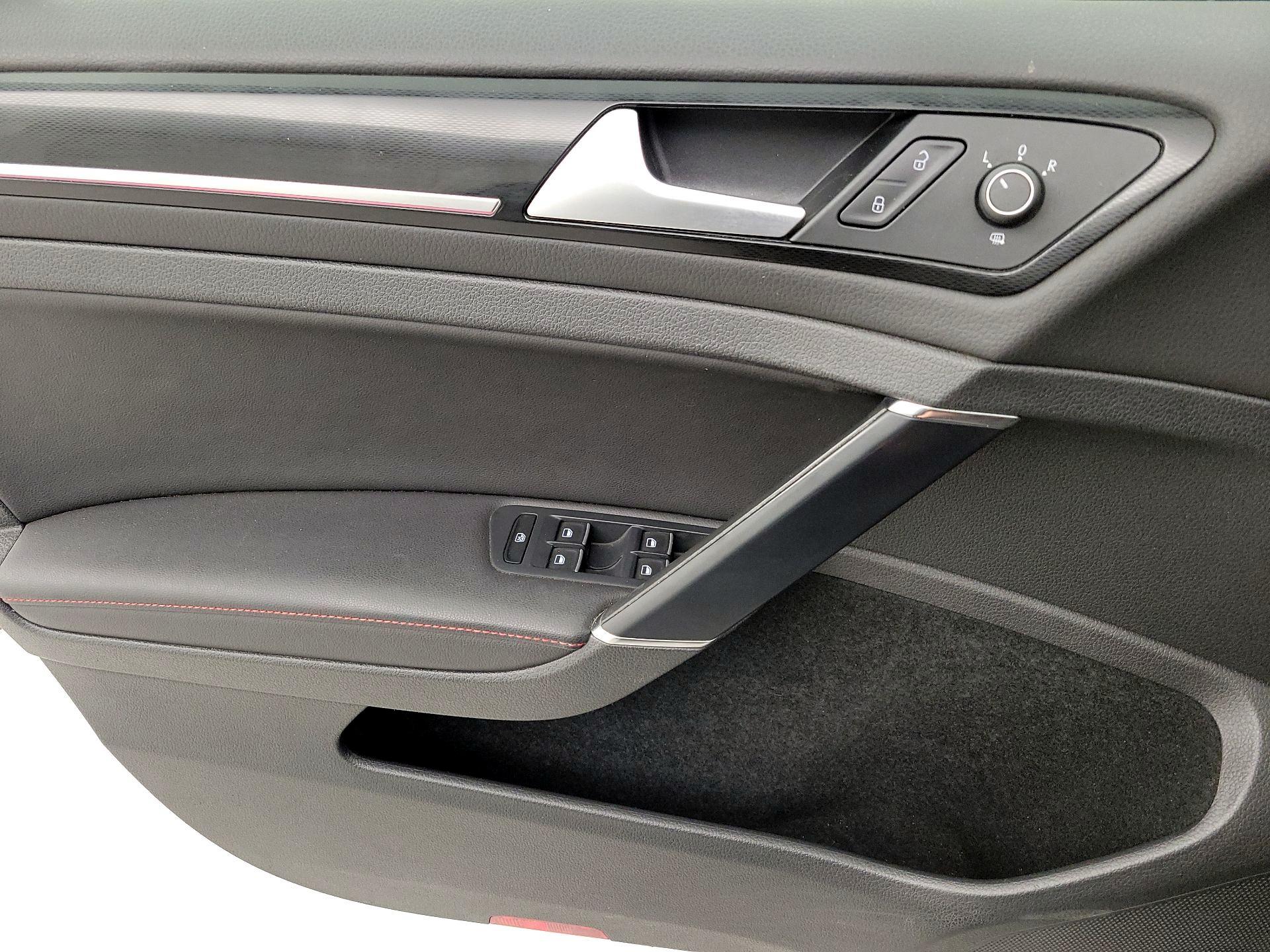 Thumbnail: 2015 Volkswagen Golf - 12