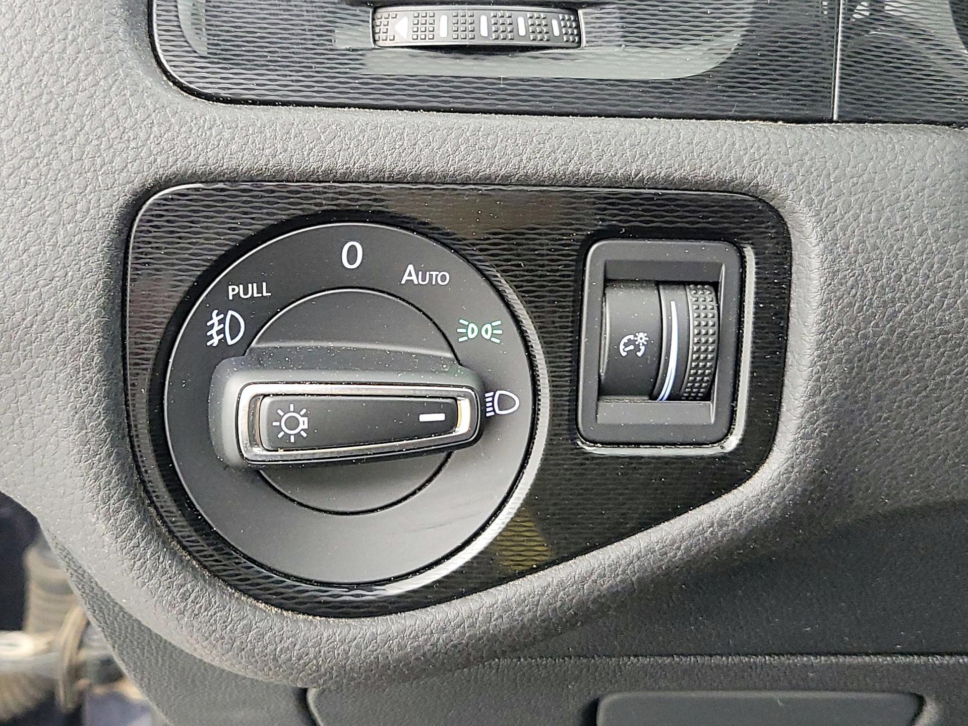Thumbnail: 2015 Volkswagen Golf - 13