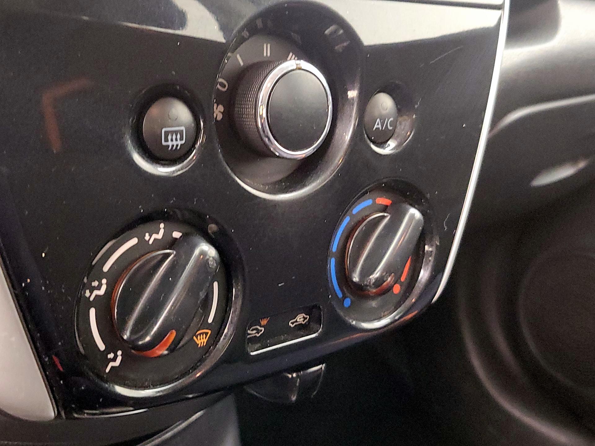 Thumbnail: 2015 Nissan Versa Note - 16