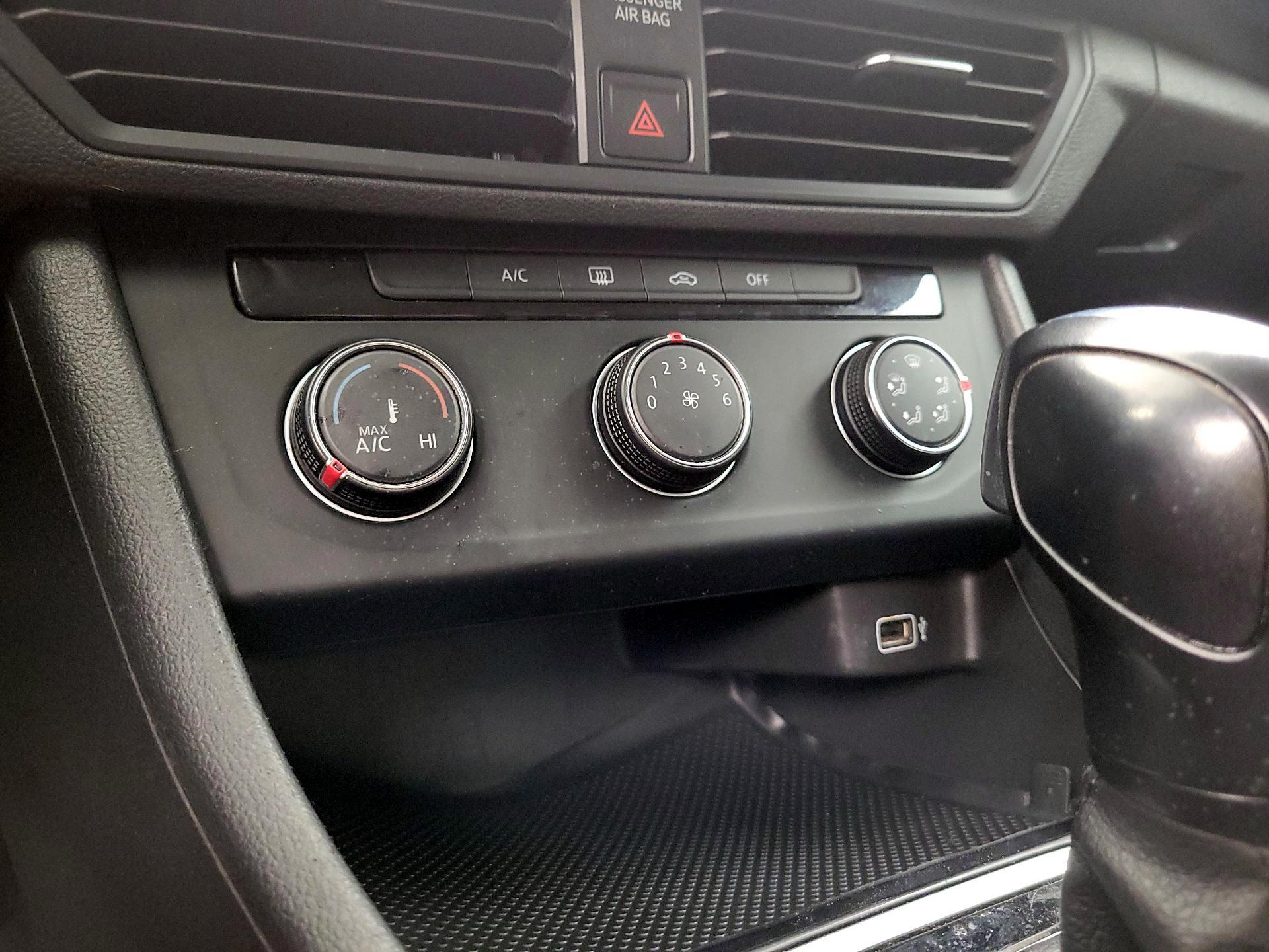 Thumbnail: 2019 Volkswagen Jetta - 16