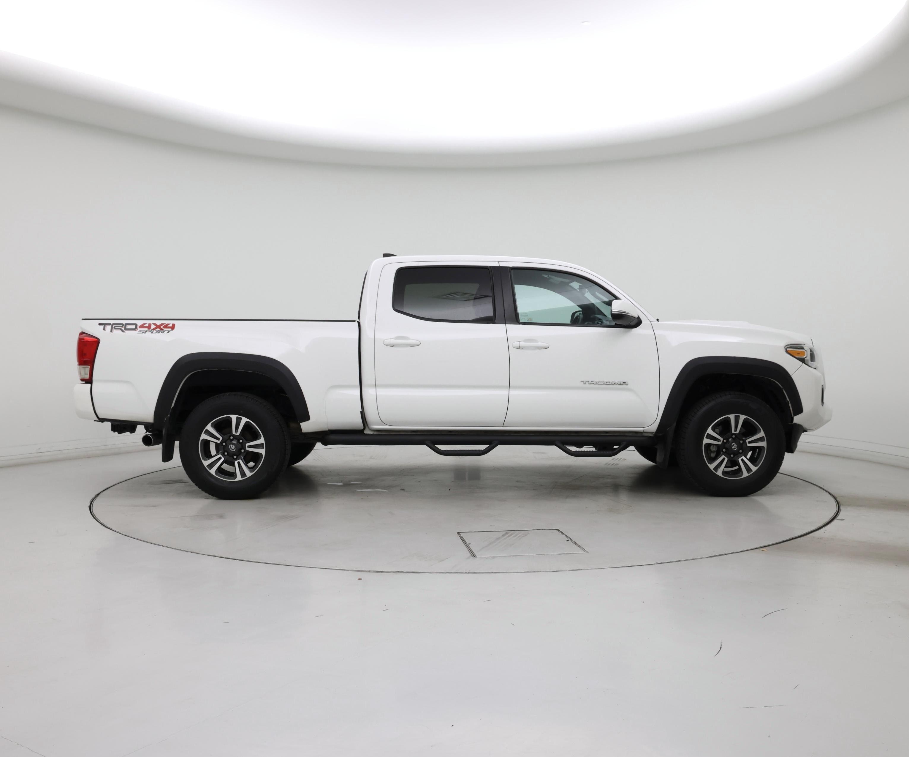 Thumbnail: 2018 Toyota Tacoma - 7