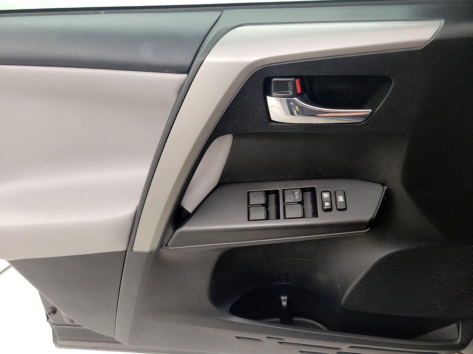Thumbnail: 2018 Toyota RAV4 - 12