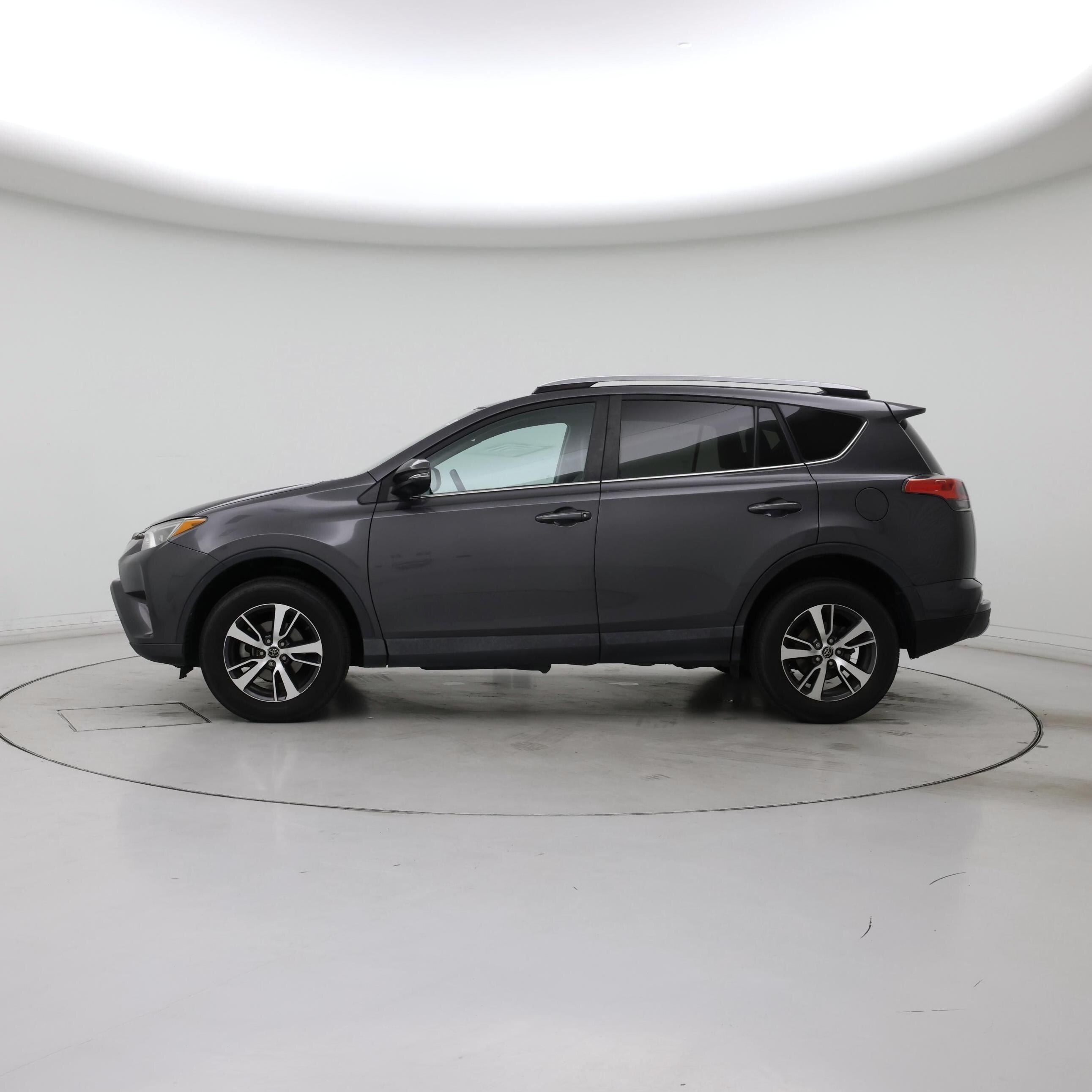 Thumbnail: 2018 Toyota RAV4 - 3
