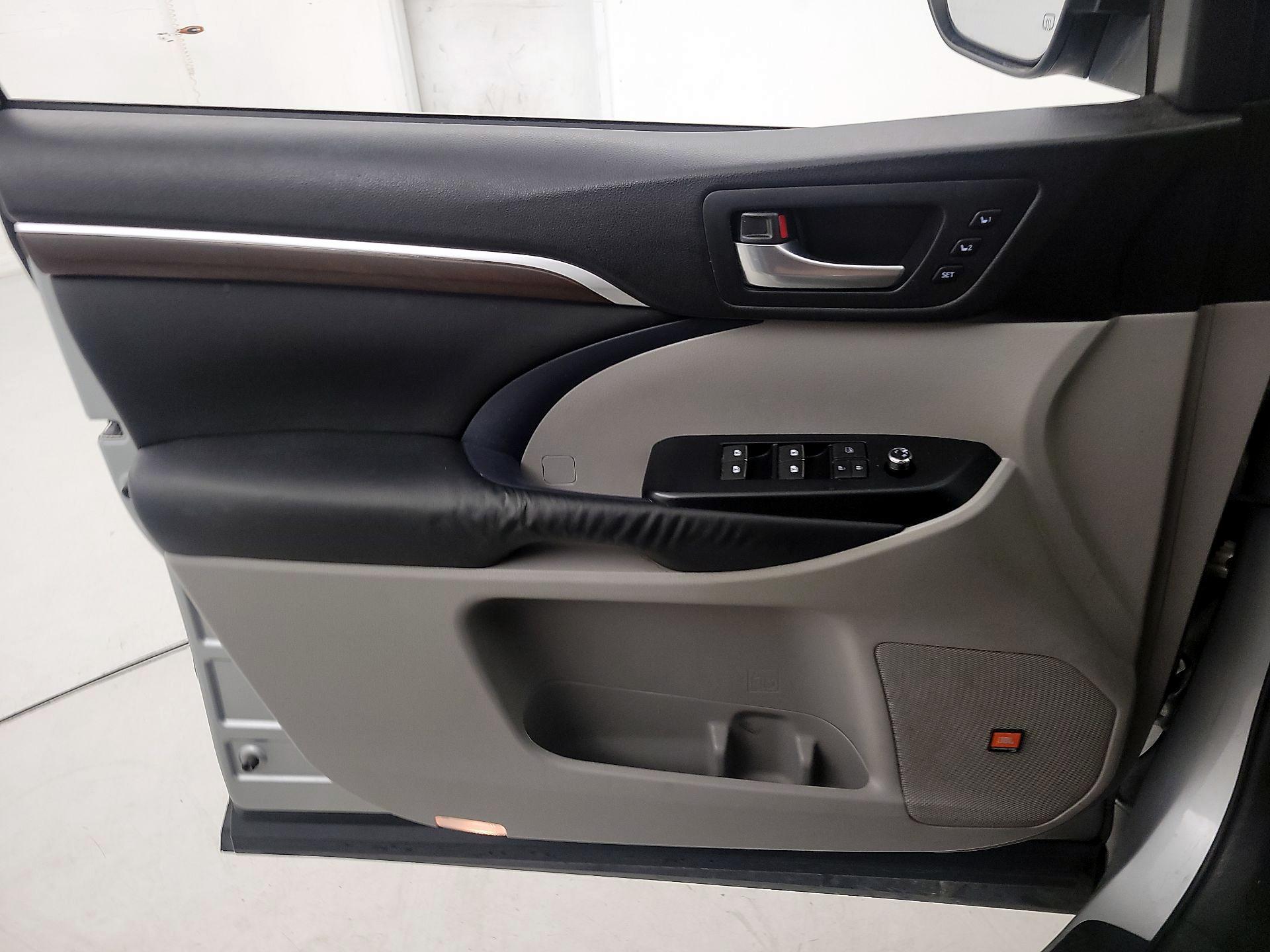 Thumbnail: 2015 Toyota Highlander - 12