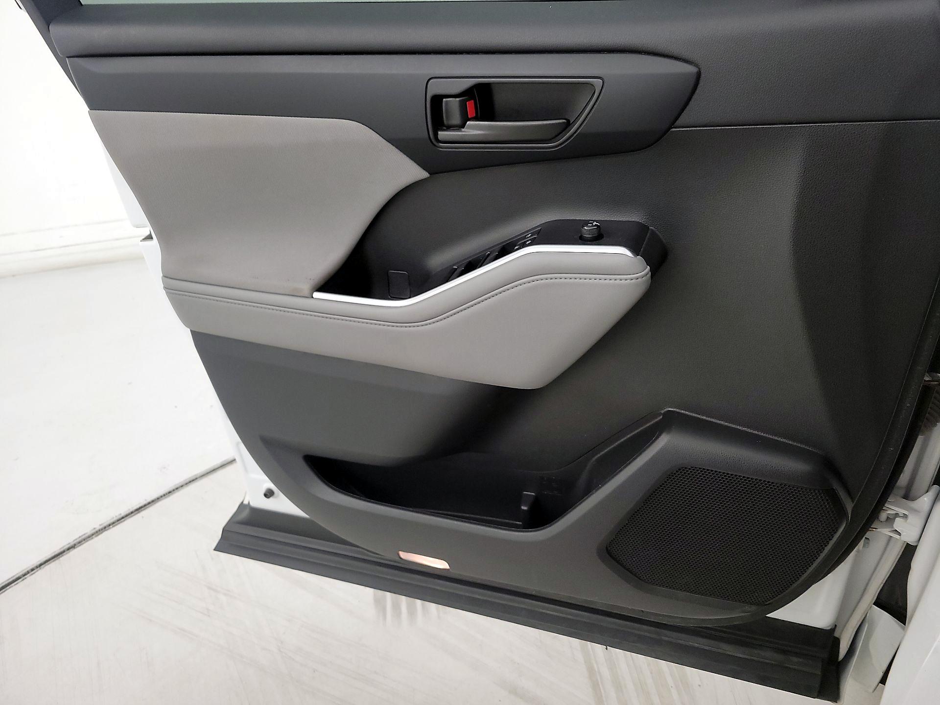 Thumbnail: 2022 Toyota Highlander - 12