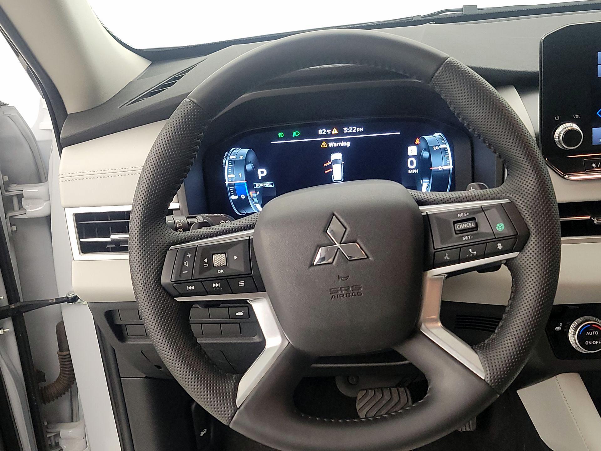 Thumbnail: 2023 Mitsubishi Outlander - 10