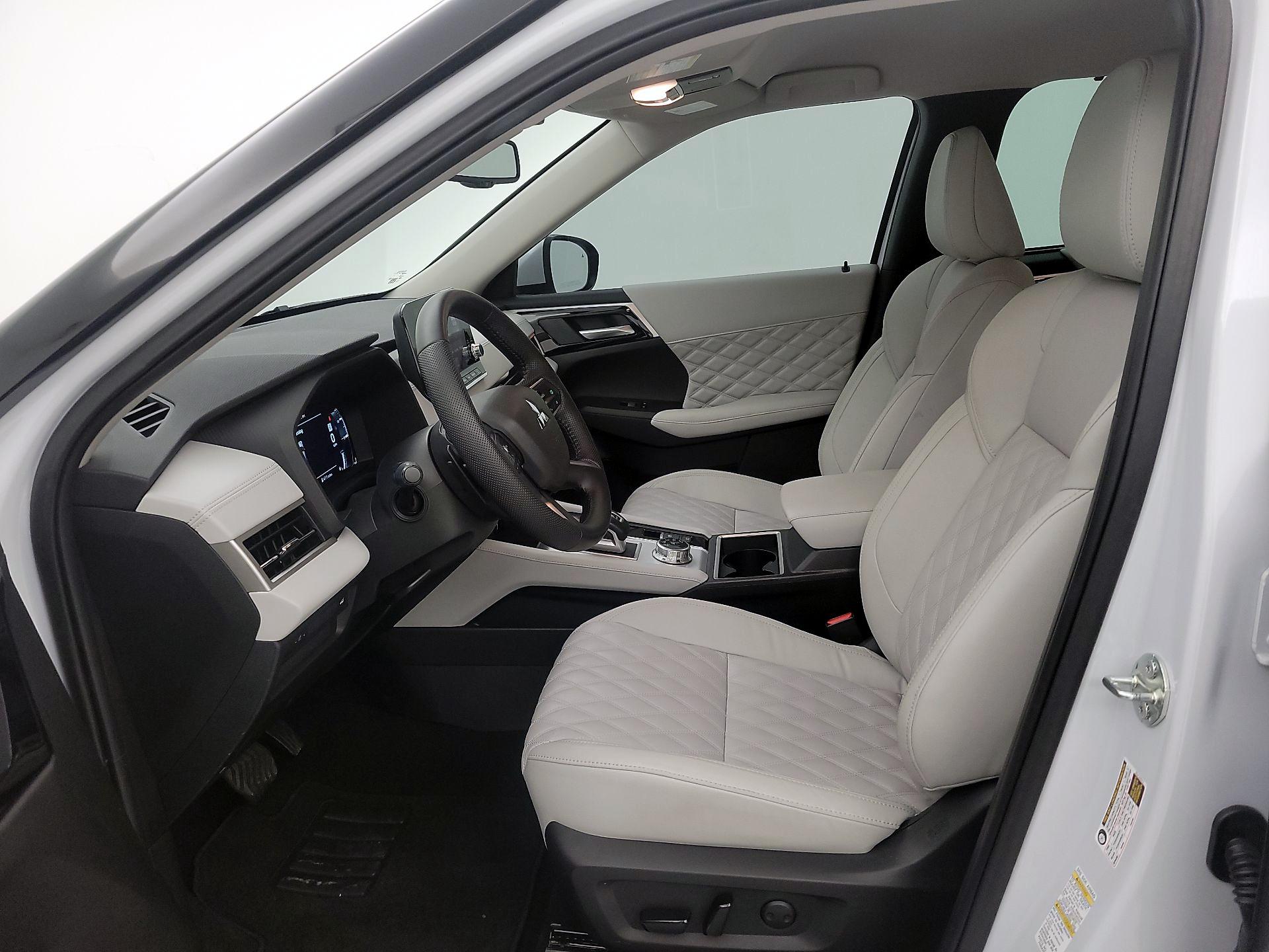 Thumbnail: 2023 Mitsubishi Outlander - 11