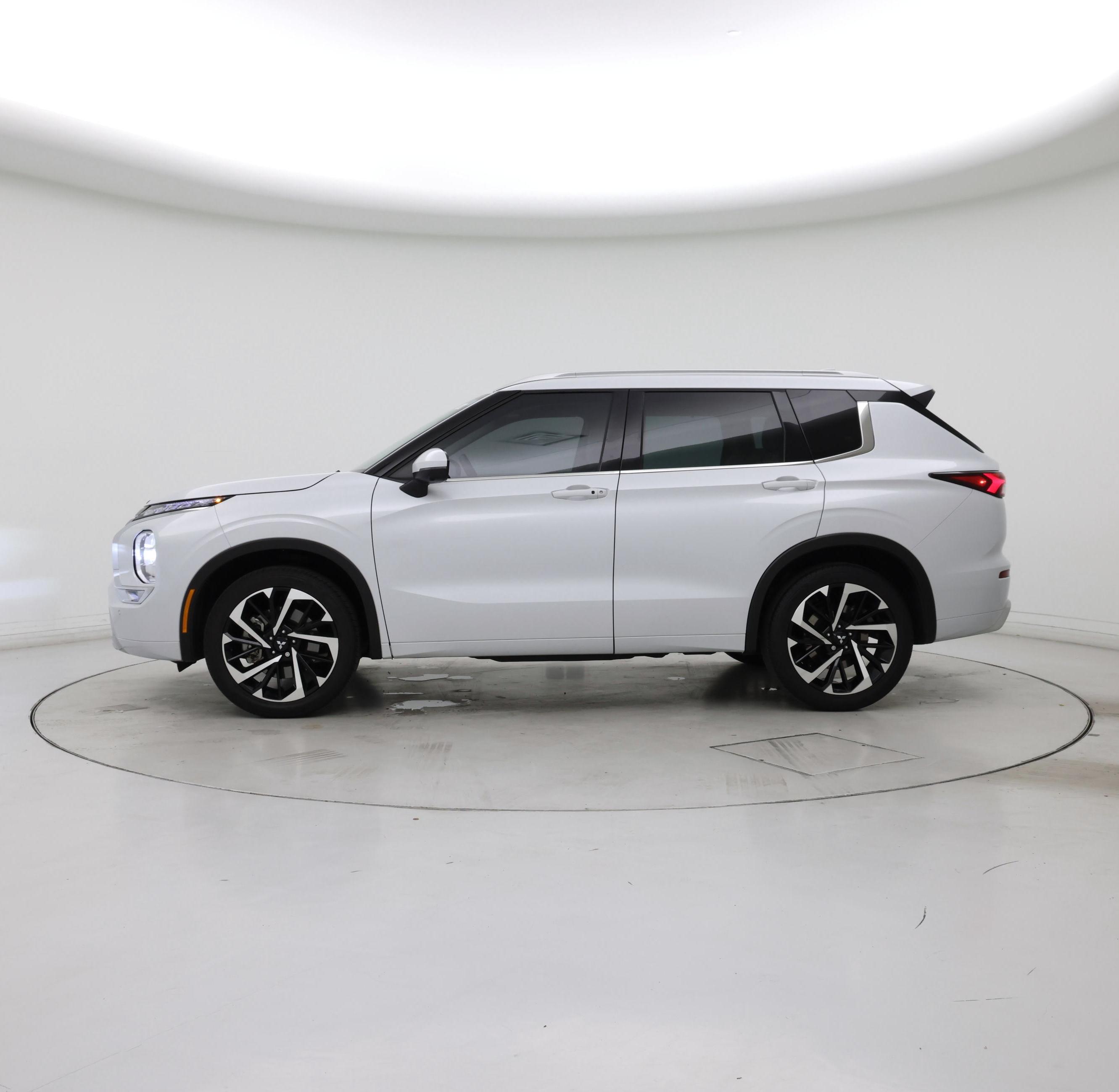 Thumbnail: 2023 Mitsubishi Outlander - 3