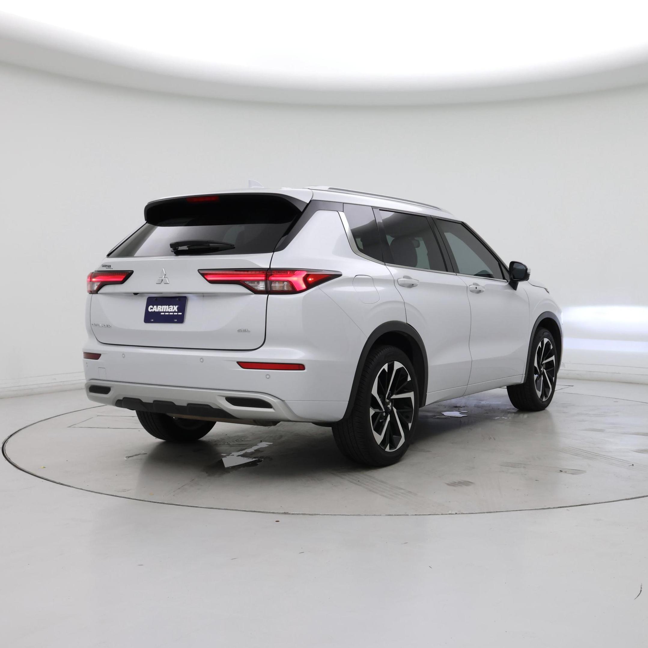 Thumbnail: 2023 Mitsubishi Outlander - 8