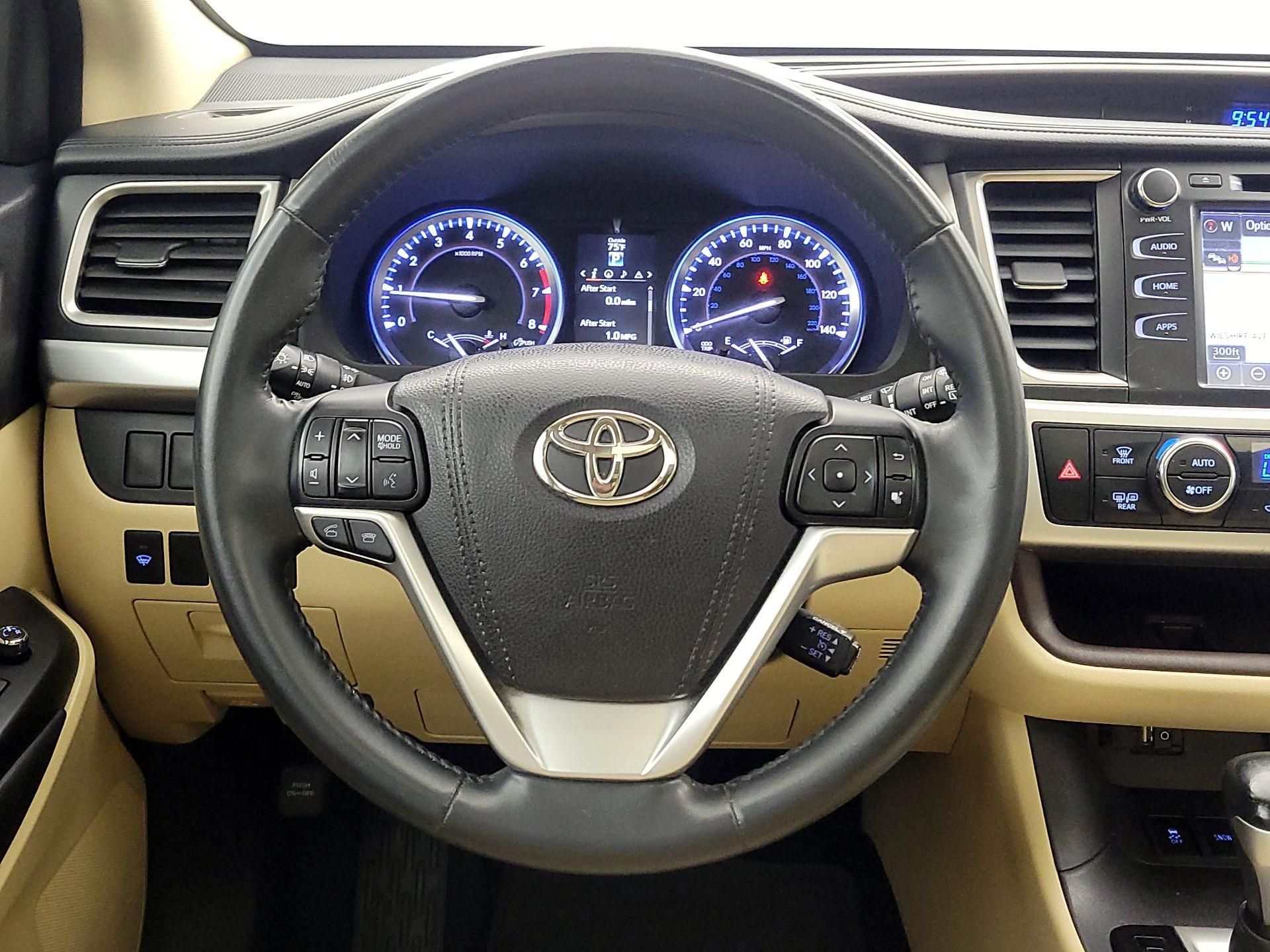 Thumbnail: 2016 Toyota Highlander - 10