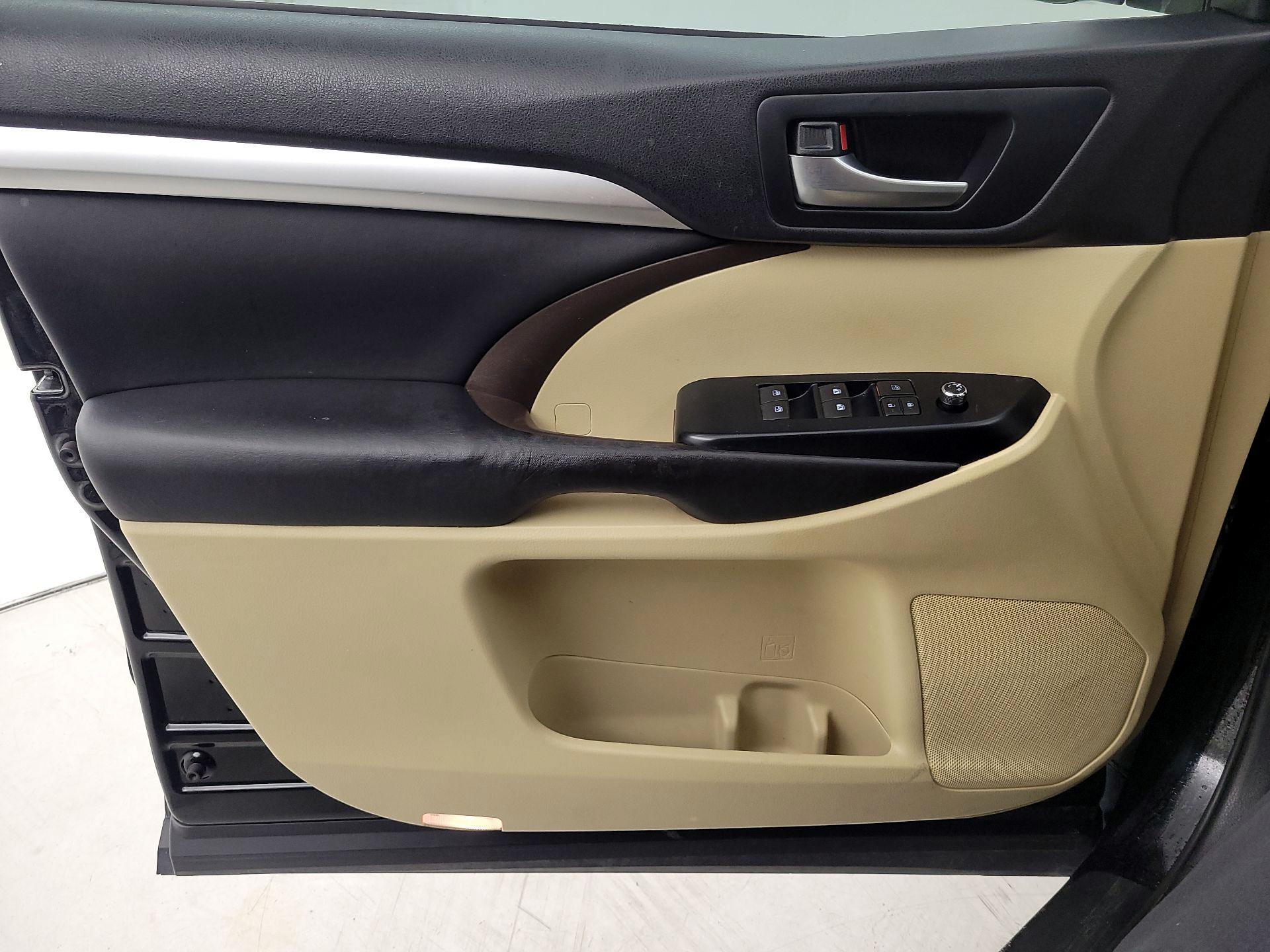 Thumbnail: 2016 Toyota Highlander - 12