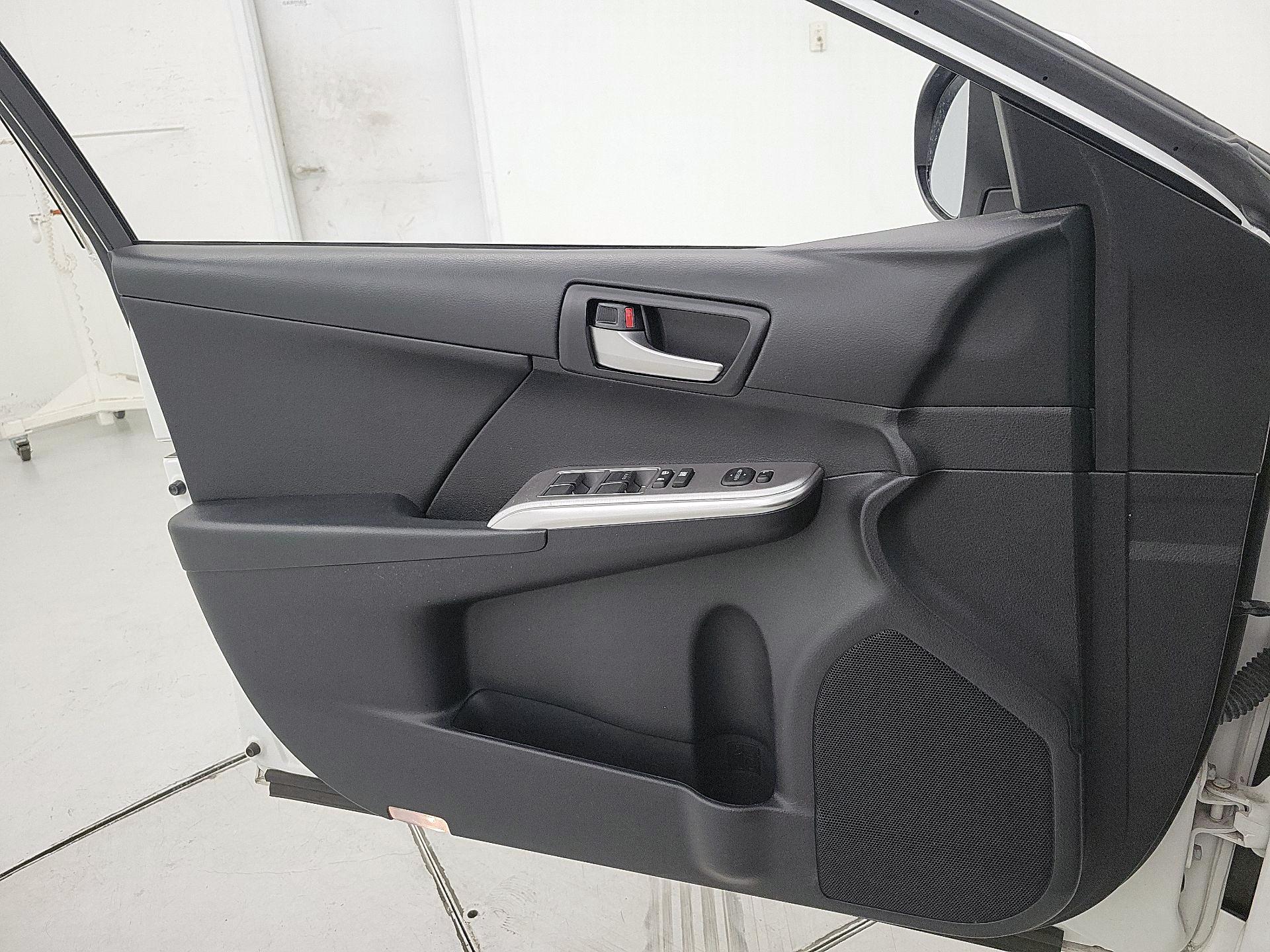 Thumbnail: 2014 Toyota Camry - 12