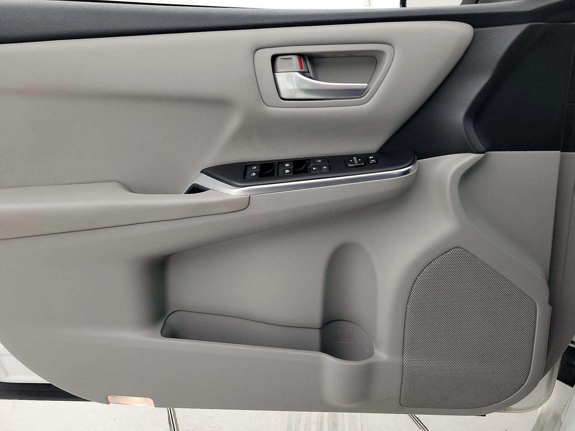 Thumbnail: 2016 Toyota Camry - 12