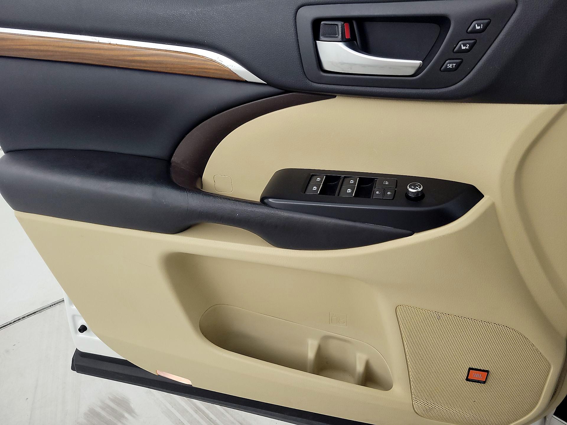 Thumbnail: 2019 Toyota Highlander - 12