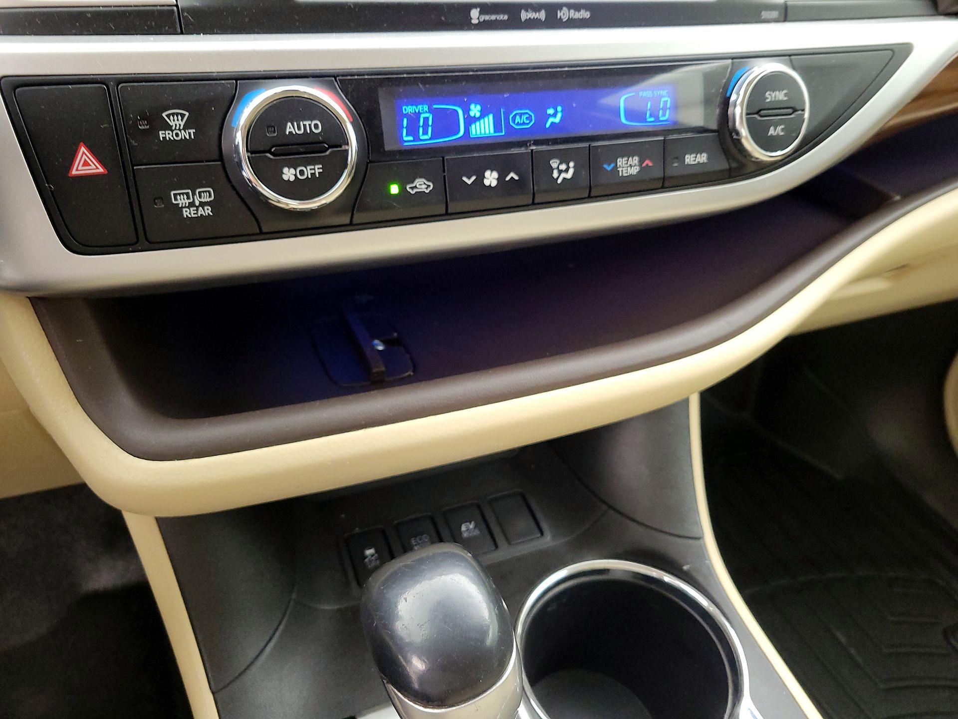 Thumbnail: 2019 Toyota Highlander - 14