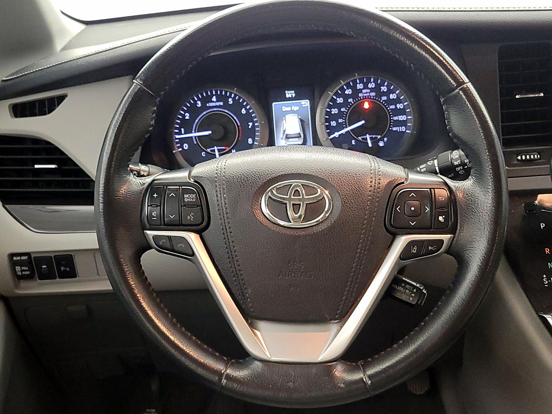 Thumbnail: 2019 Toyota Sienna - 10