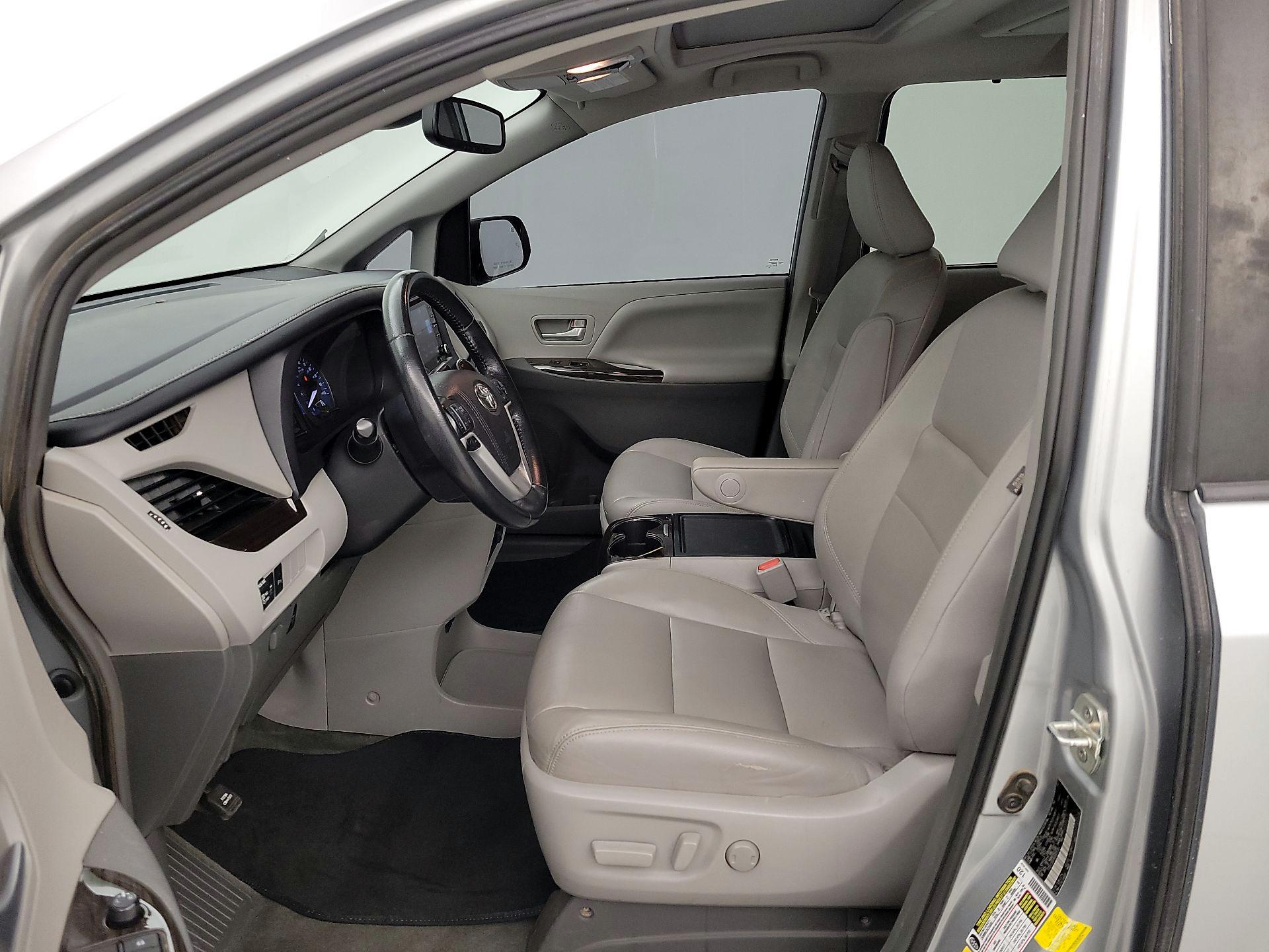 Thumbnail: 2019 Toyota Sienna - 11