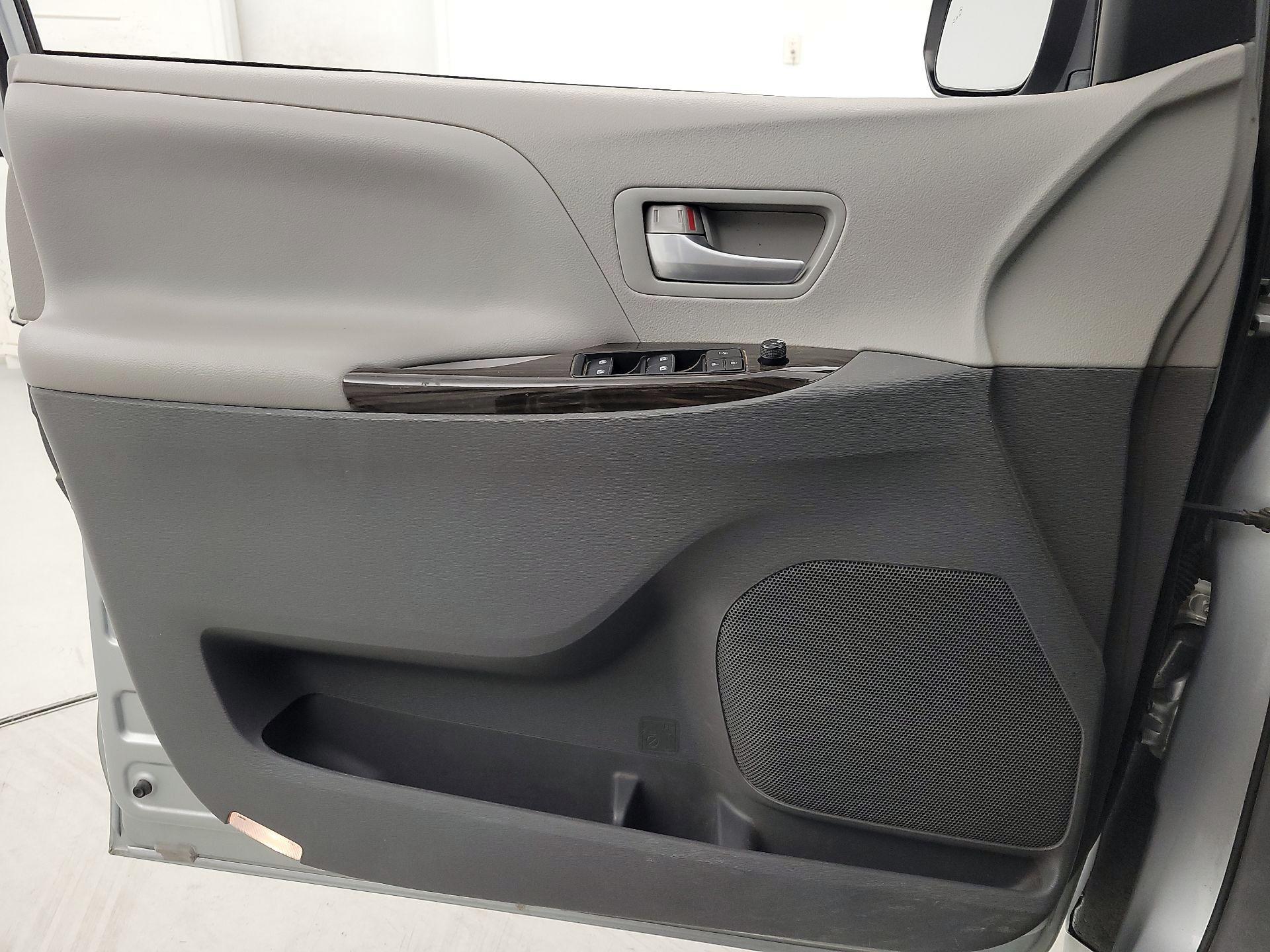 Thumbnail: 2019 Toyota Sienna - 12