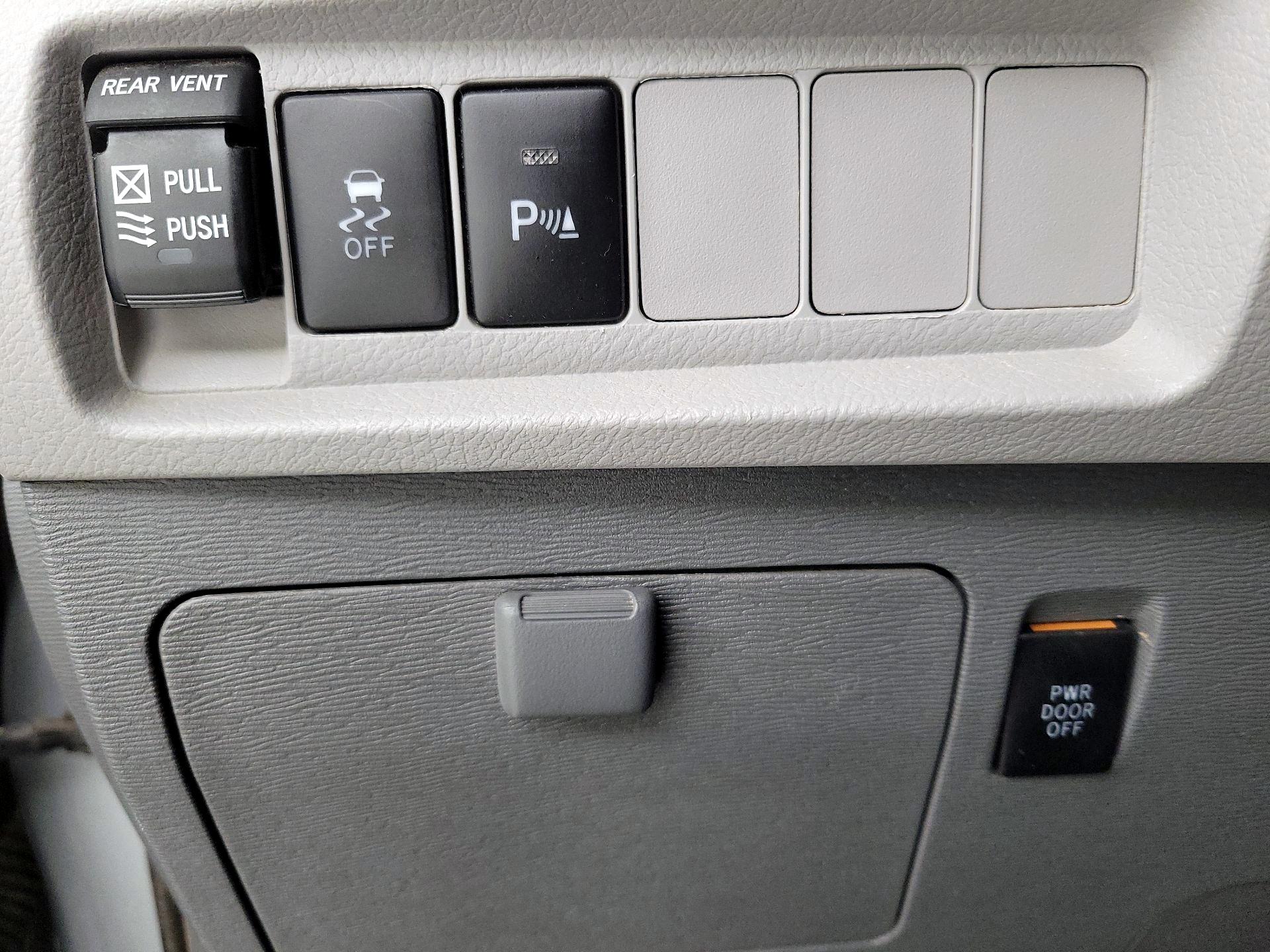 Thumbnail: 2019 Toyota Sienna - 13