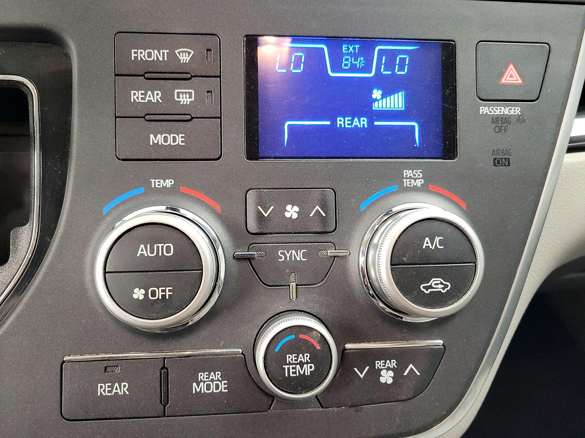 Thumbnail: 2019 Toyota Sienna - 16
