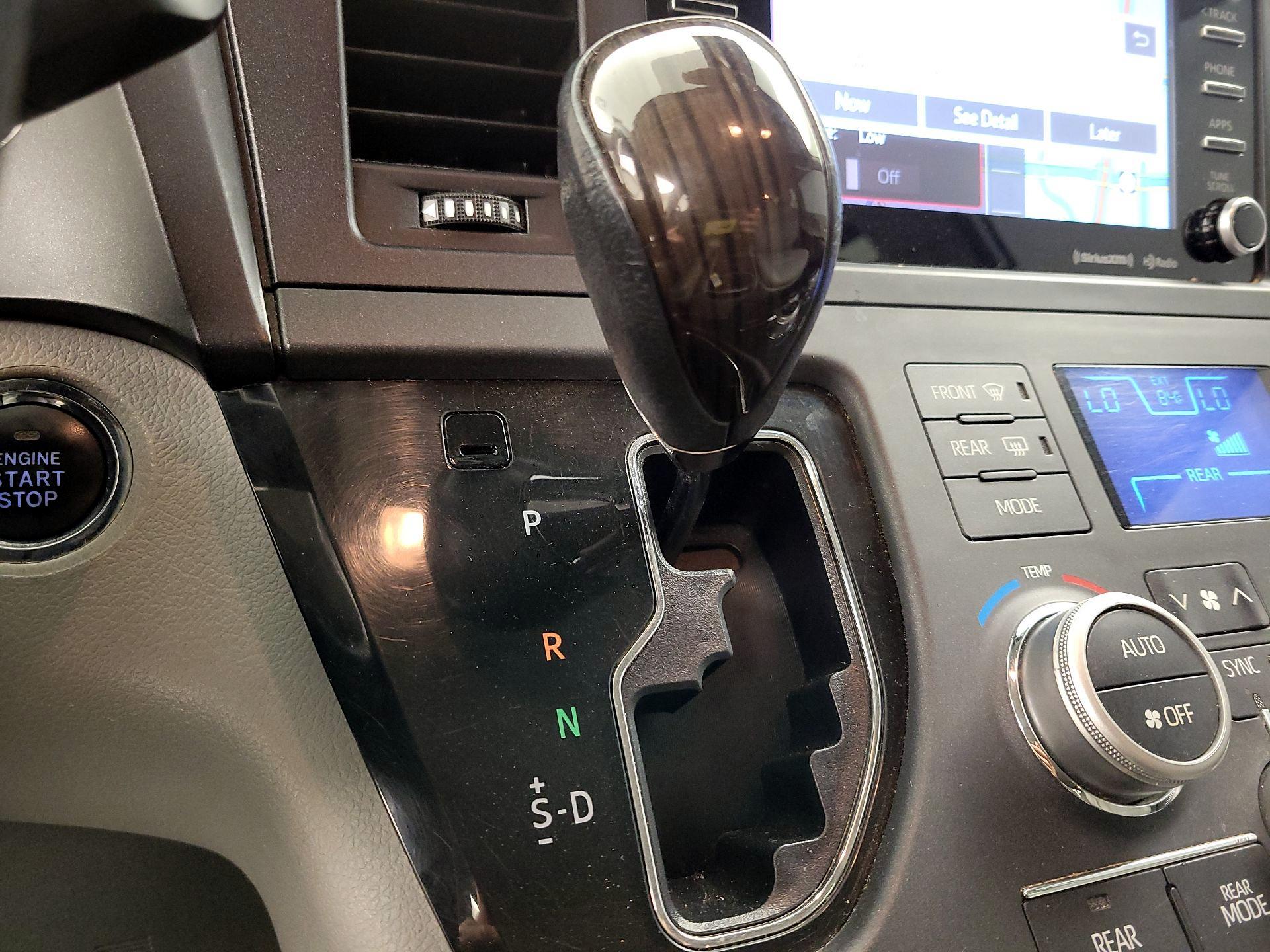Thumbnail: 2019 Toyota Sienna - 17