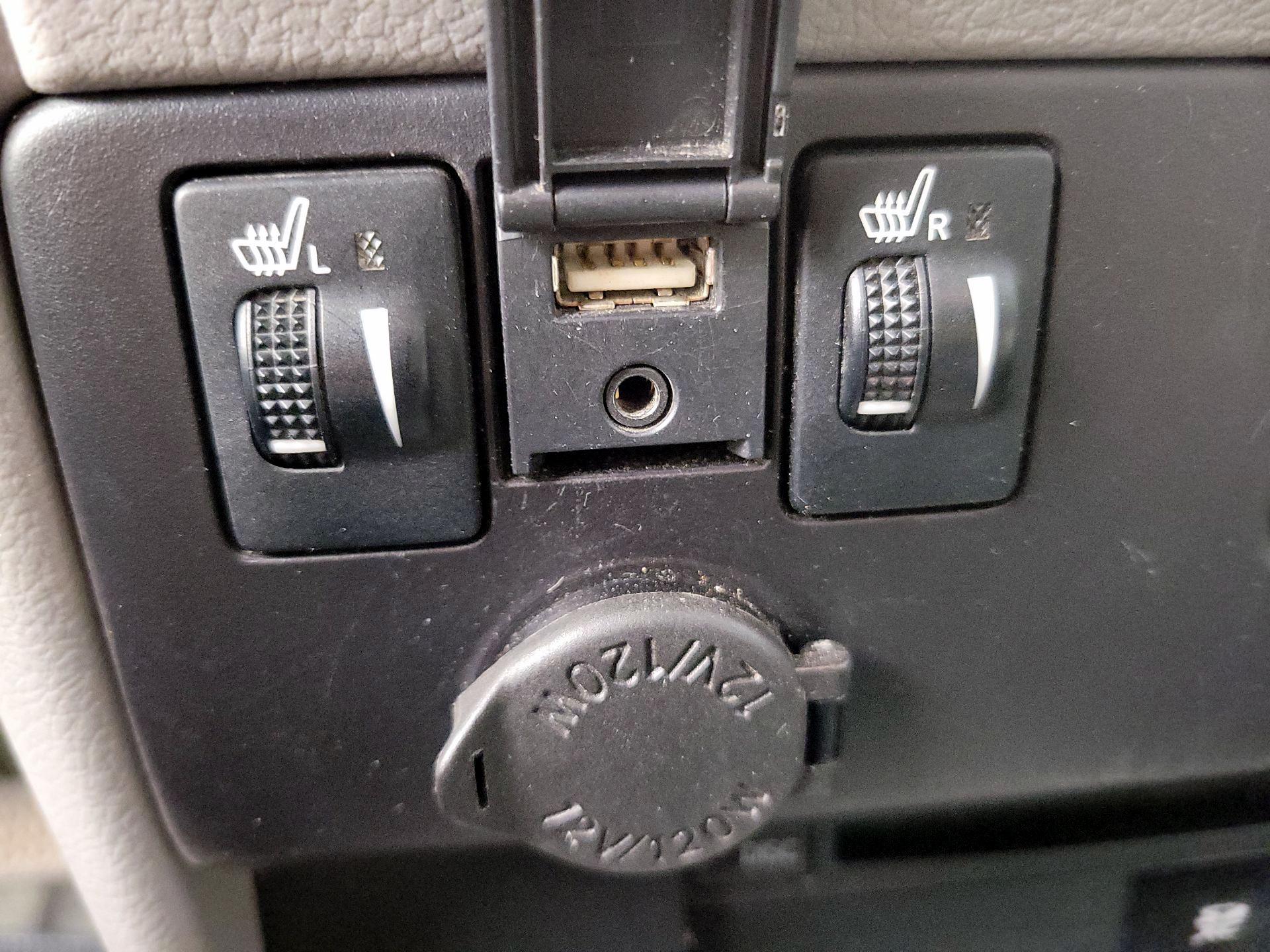 Thumbnail: 2019 Toyota Sienna - 18