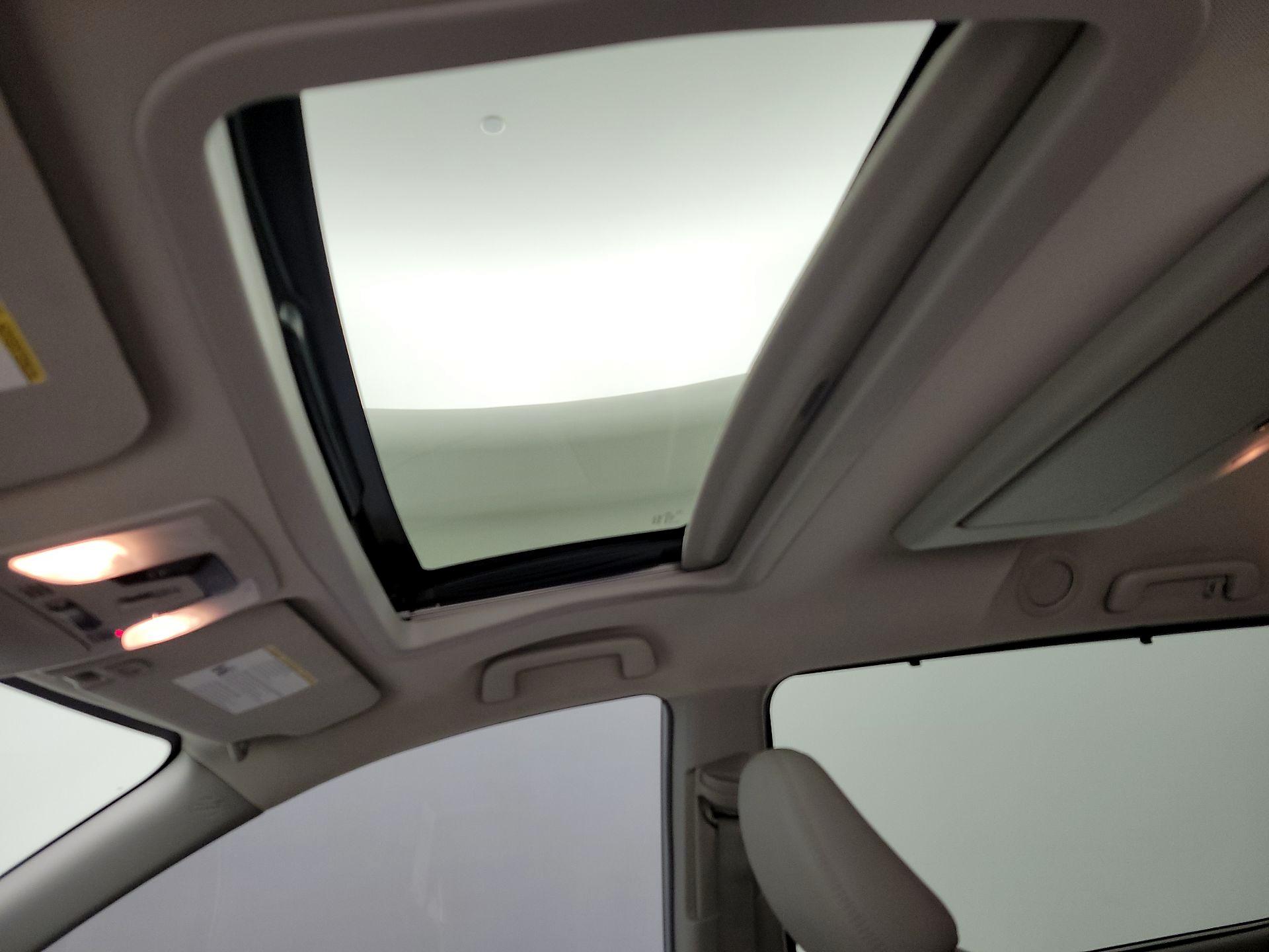 Thumbnail: 2019 Toyota Sienna - 19