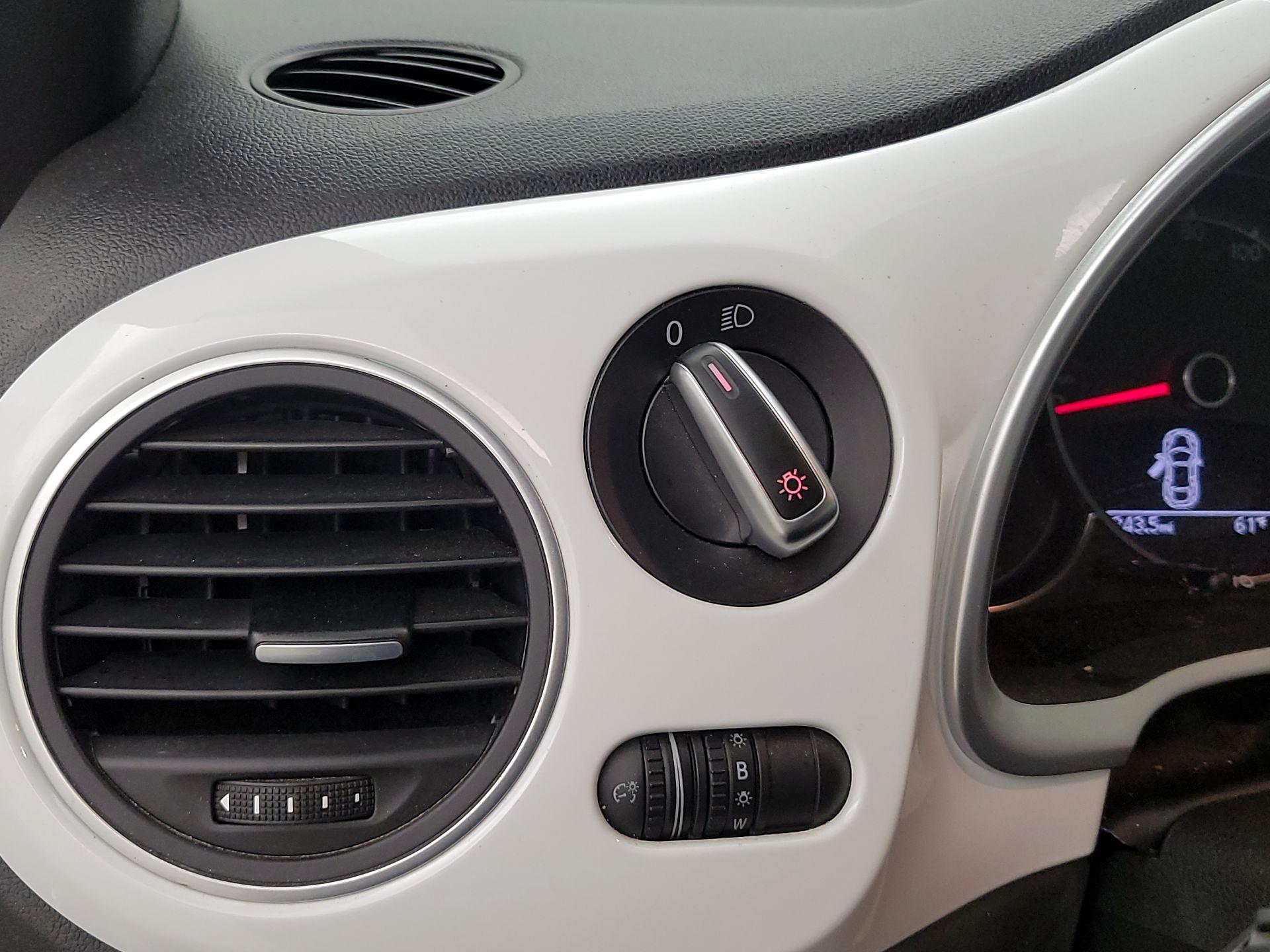 Thumbnail: 2019 Volkswagen Beetle - 13