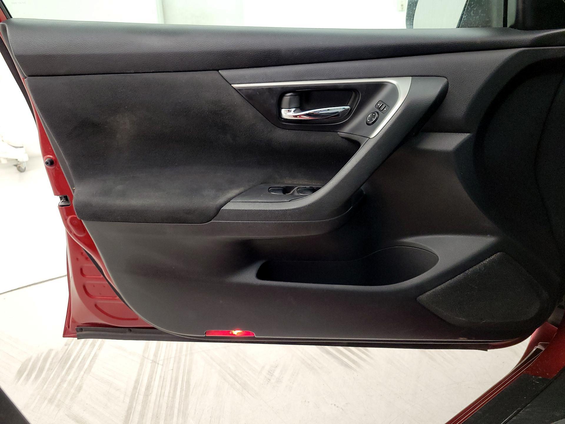Thumbnail: 2015 Nissan Altima - 12