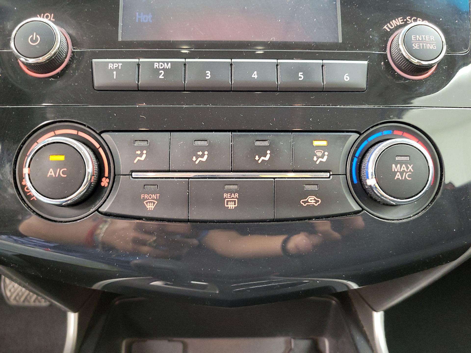 Thumbnail: 2015 Nissan Altima - 16
