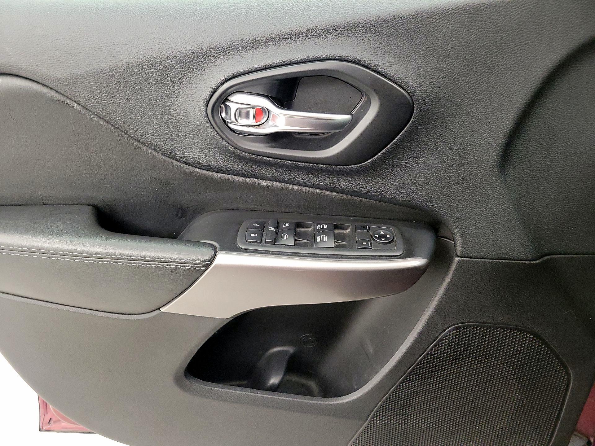 Thumbnail: 2019 Jeep Cherokee - 12