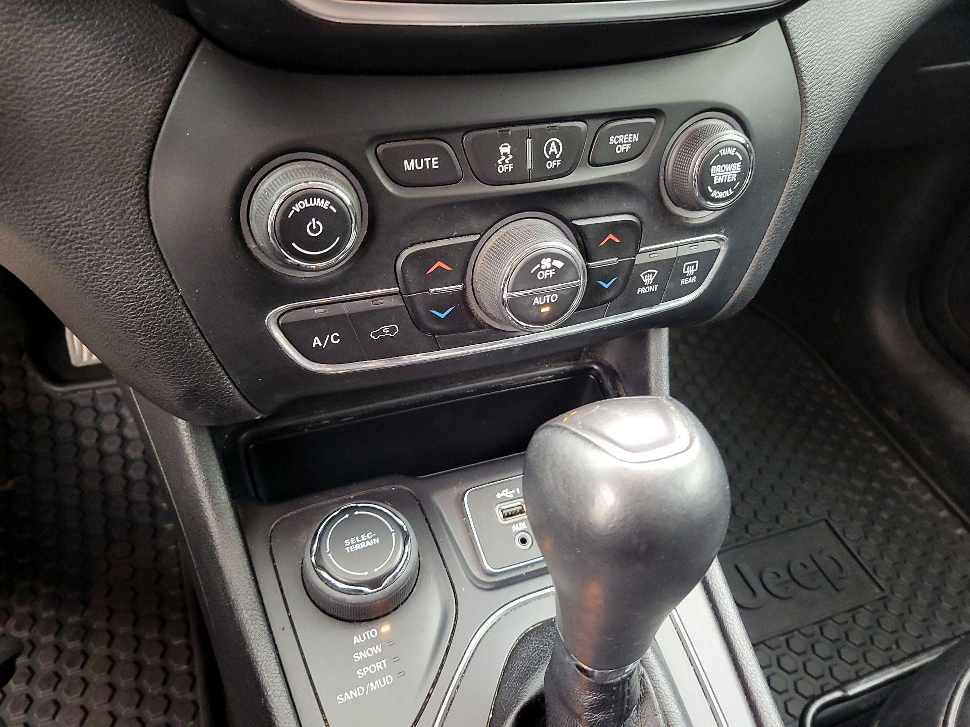 Thumbnail: 2019 Jeep Cherokee - 14