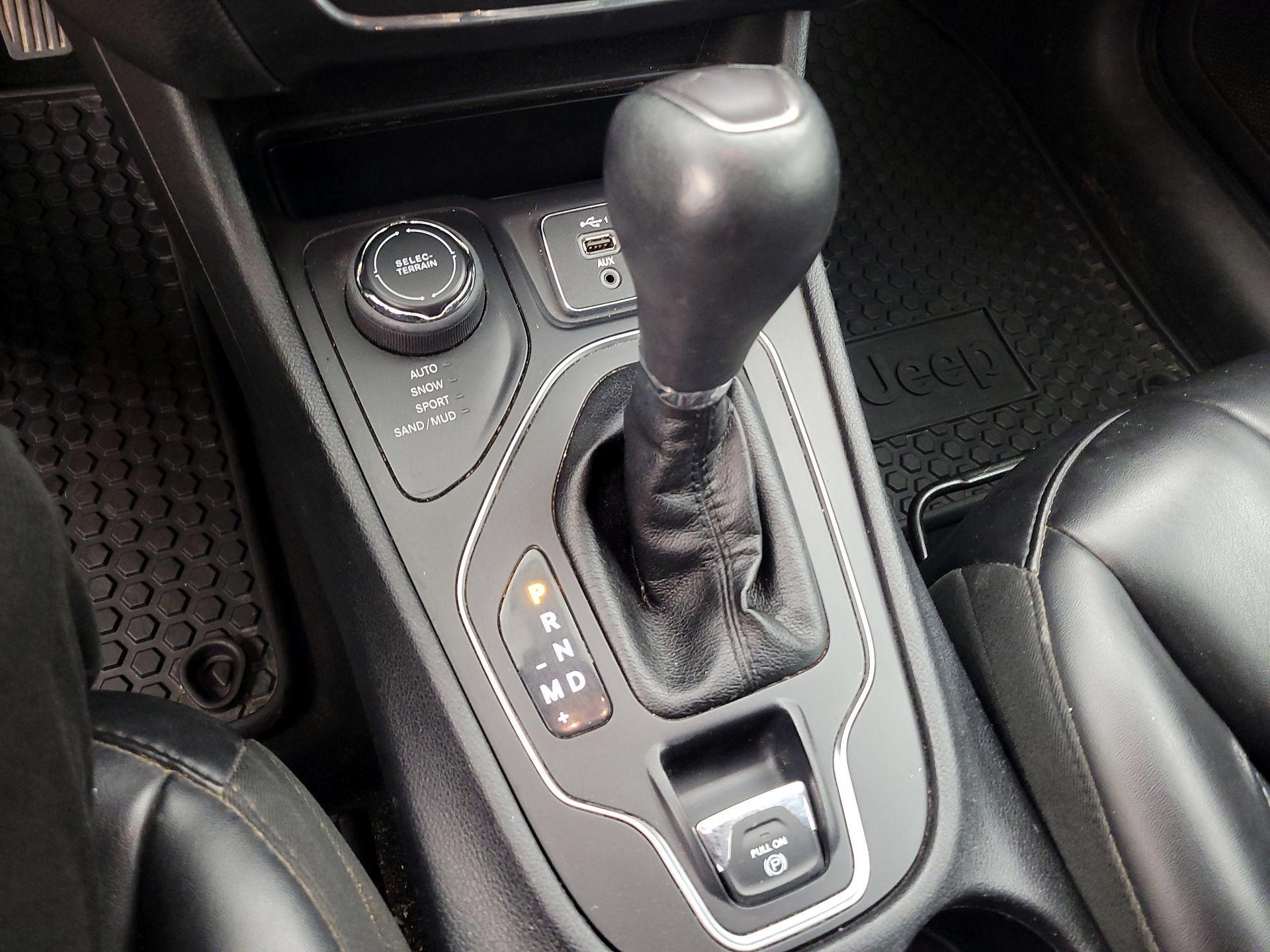 Thumbnail: 2019 Jeep Cherokee - 15