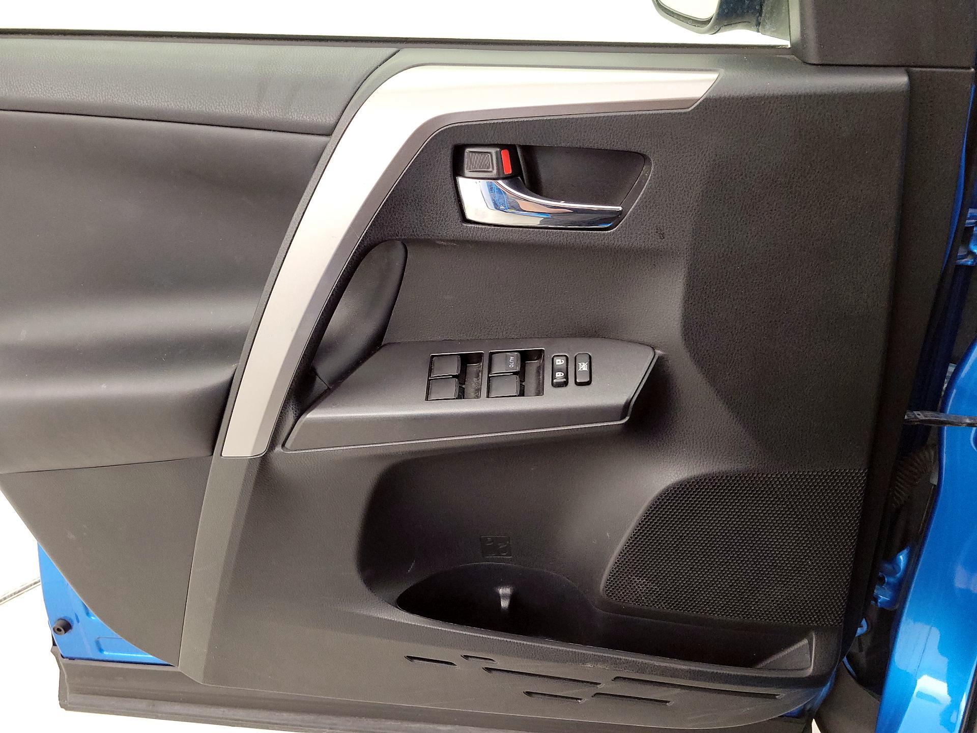 Thumbnail: 2016 Toyota RAV4 - 12