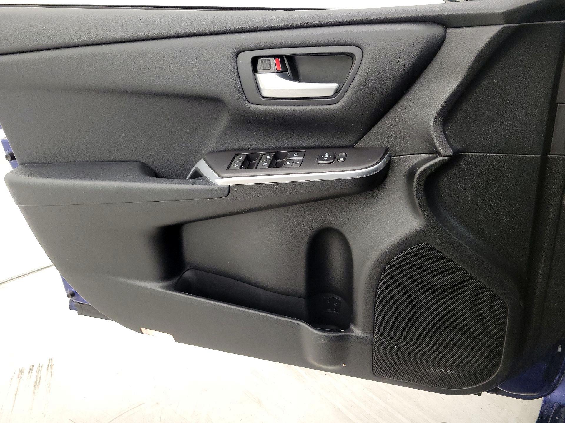 Thumbnail: 2016 Toyota Camry - 12