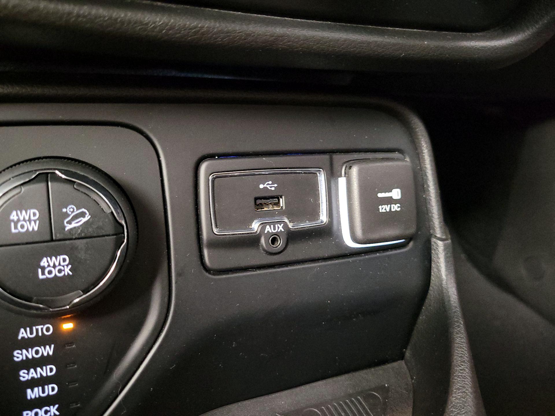 Thumbnail: 2016 Jeep Renegade - 18