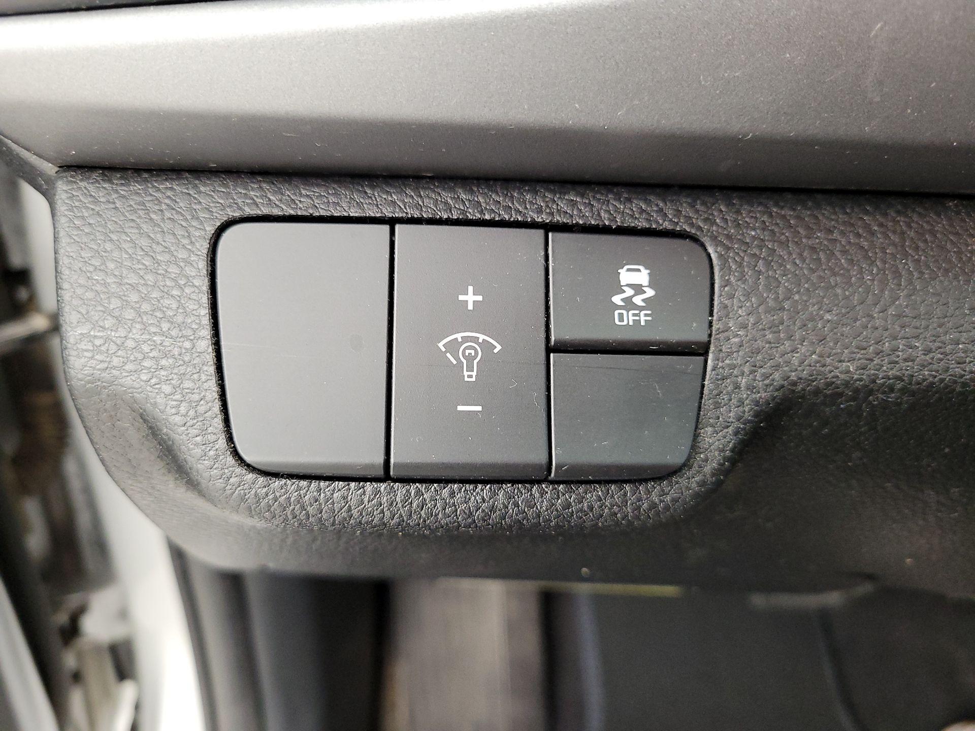 Thumbnail: 2020 Kia Rio - 13