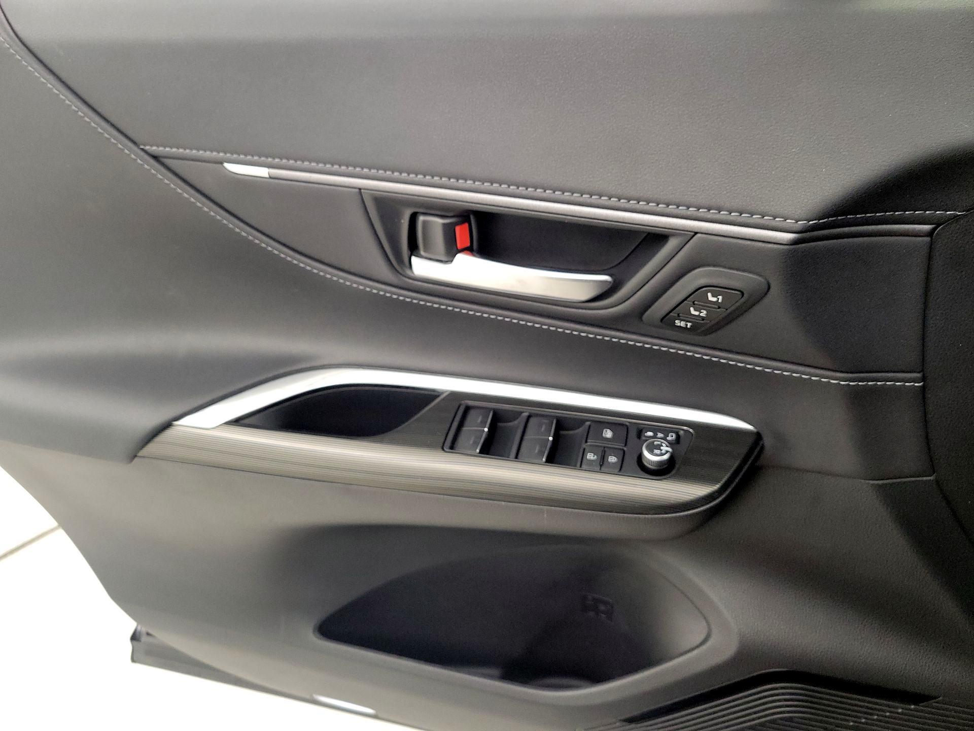 Thumbnail: 2021 Toyota Venza - 12